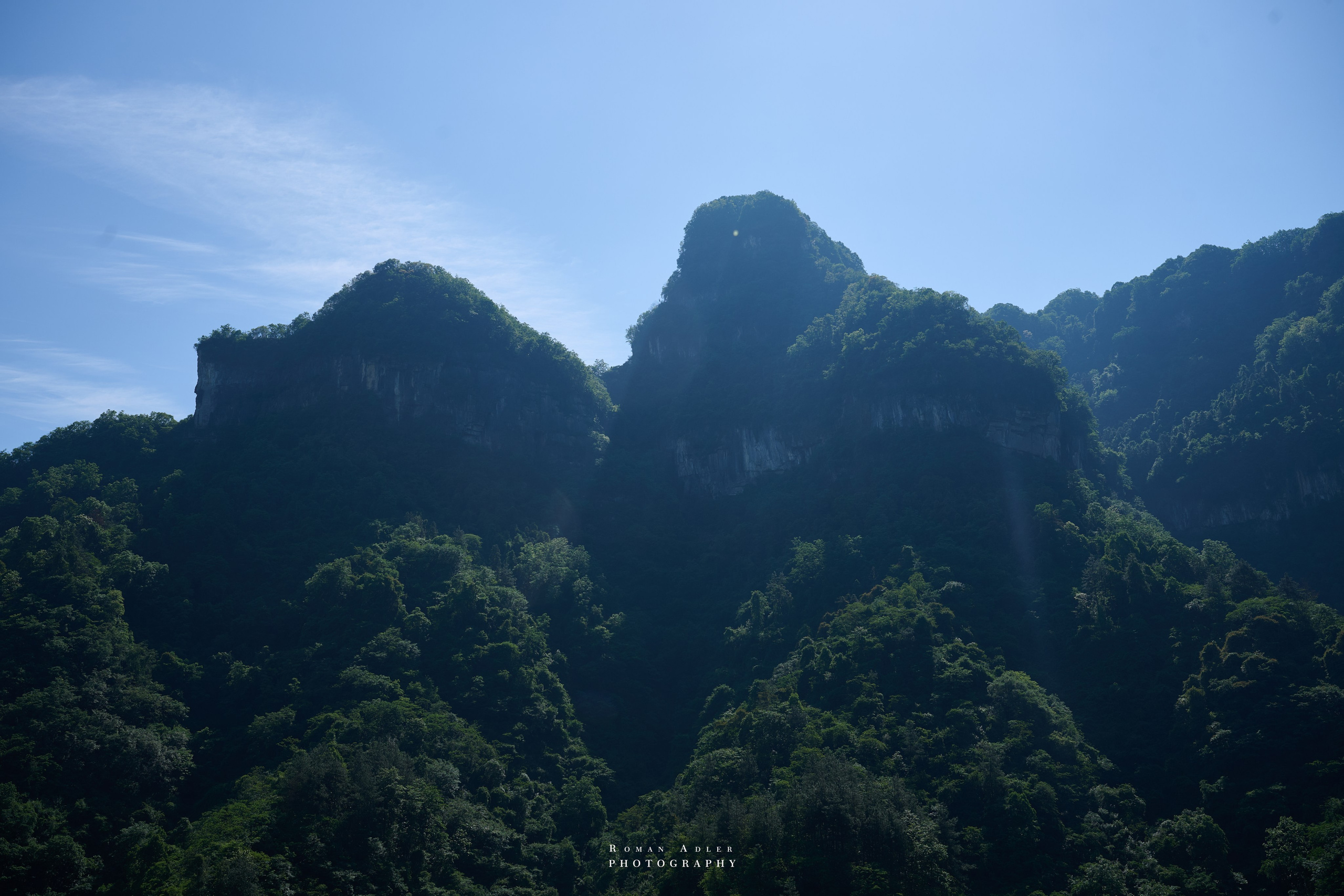 Гора Тяньмэнь (кит. 天门山, Tiānmén Shān). Photographer Roman Adler