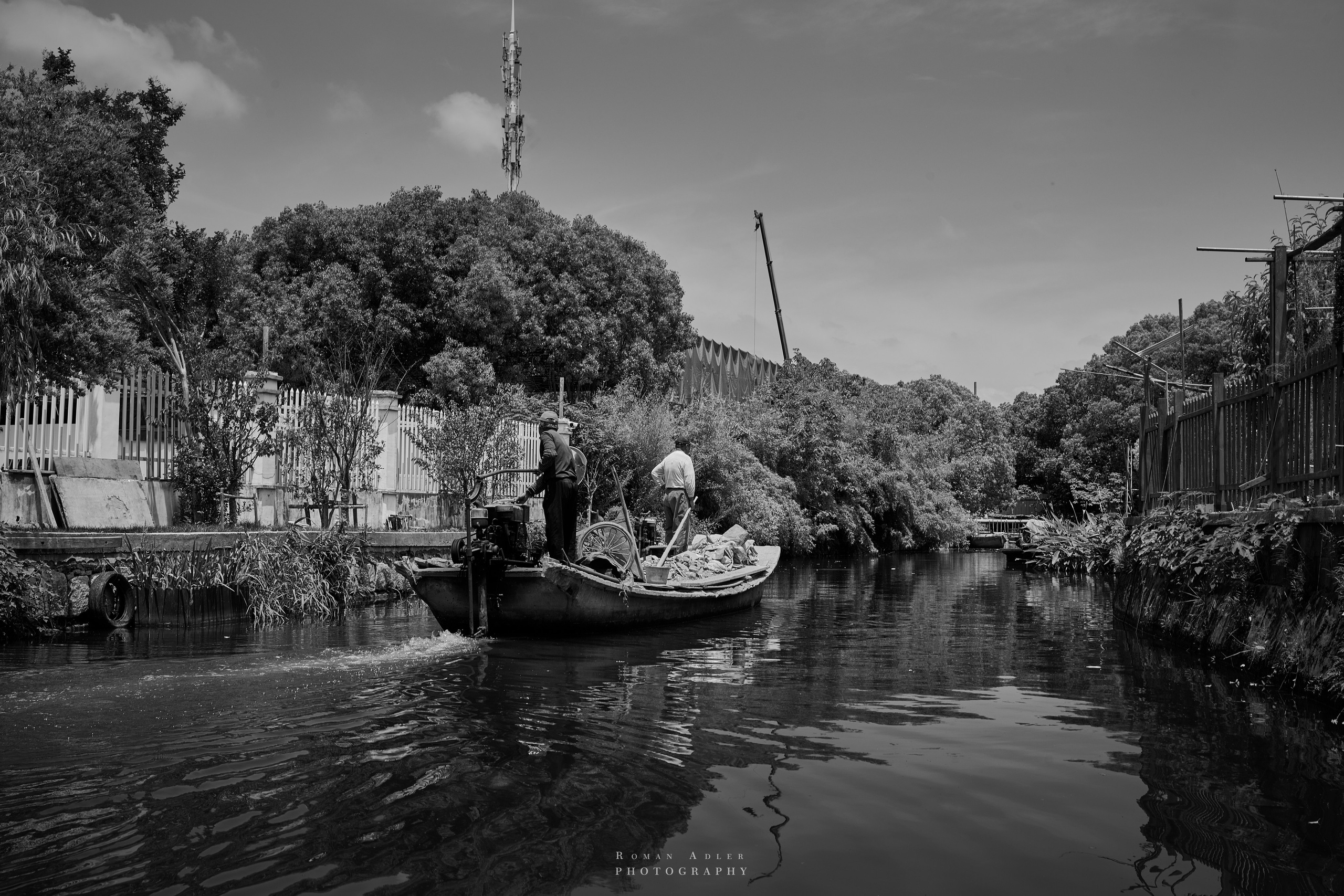Neuf cents ans. Une eau. Silence infini