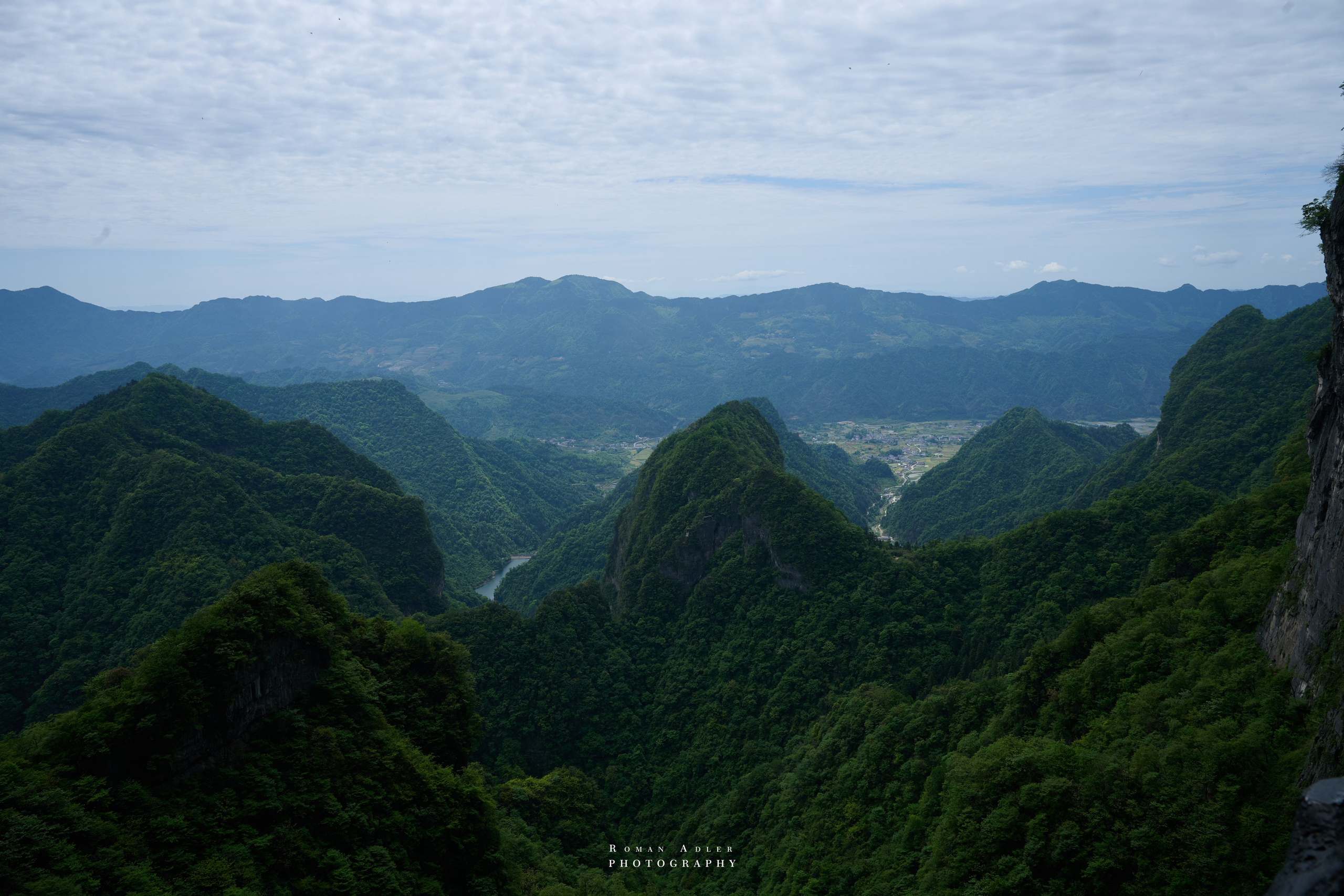 Гора Тяньмэнь (кит. 天门山, Tiānmén Shān). Photographer Roman Adler