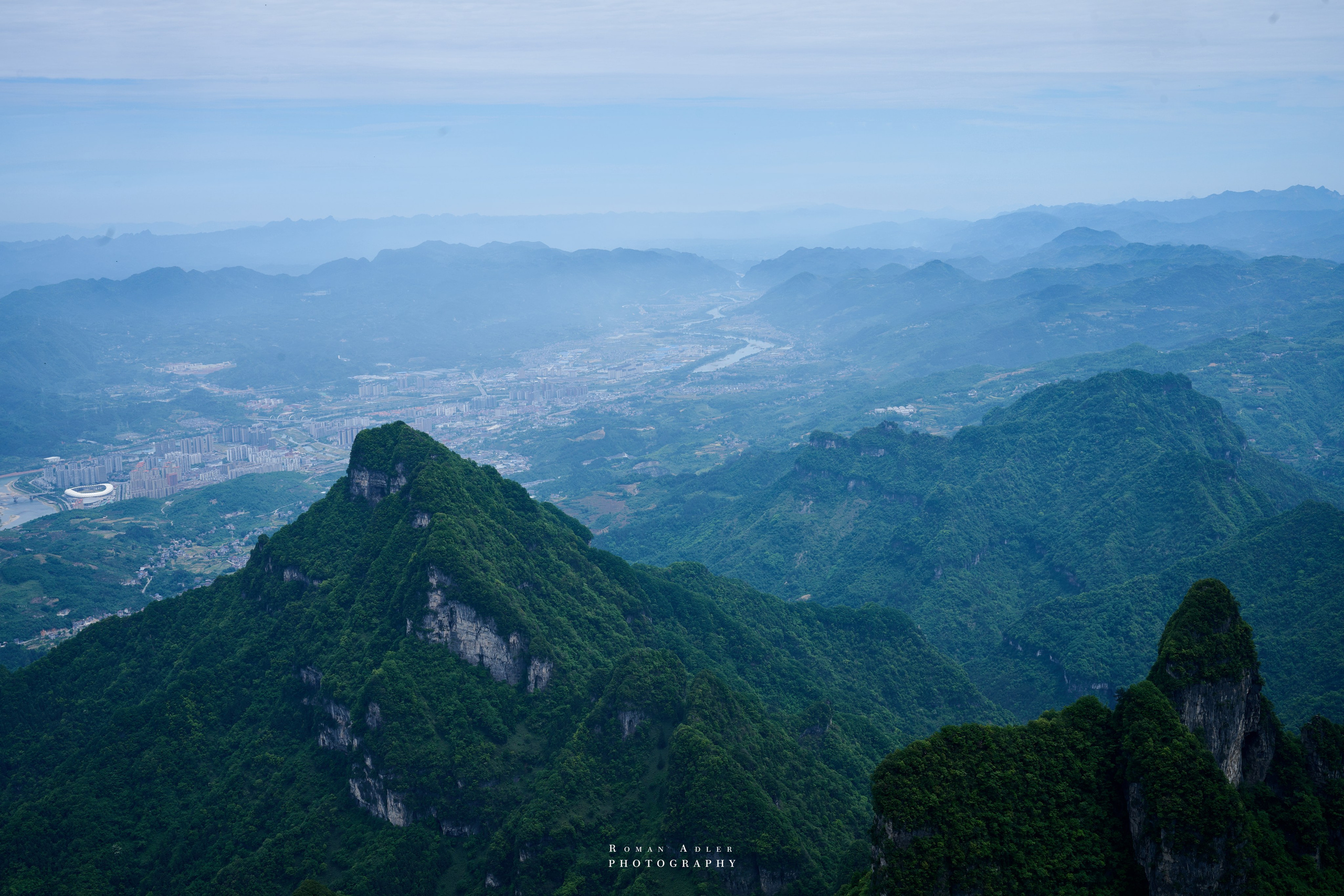 Гора Тяньмэнь (кит. 天门山, Tiānmén Shān). Photographer Roman Adler