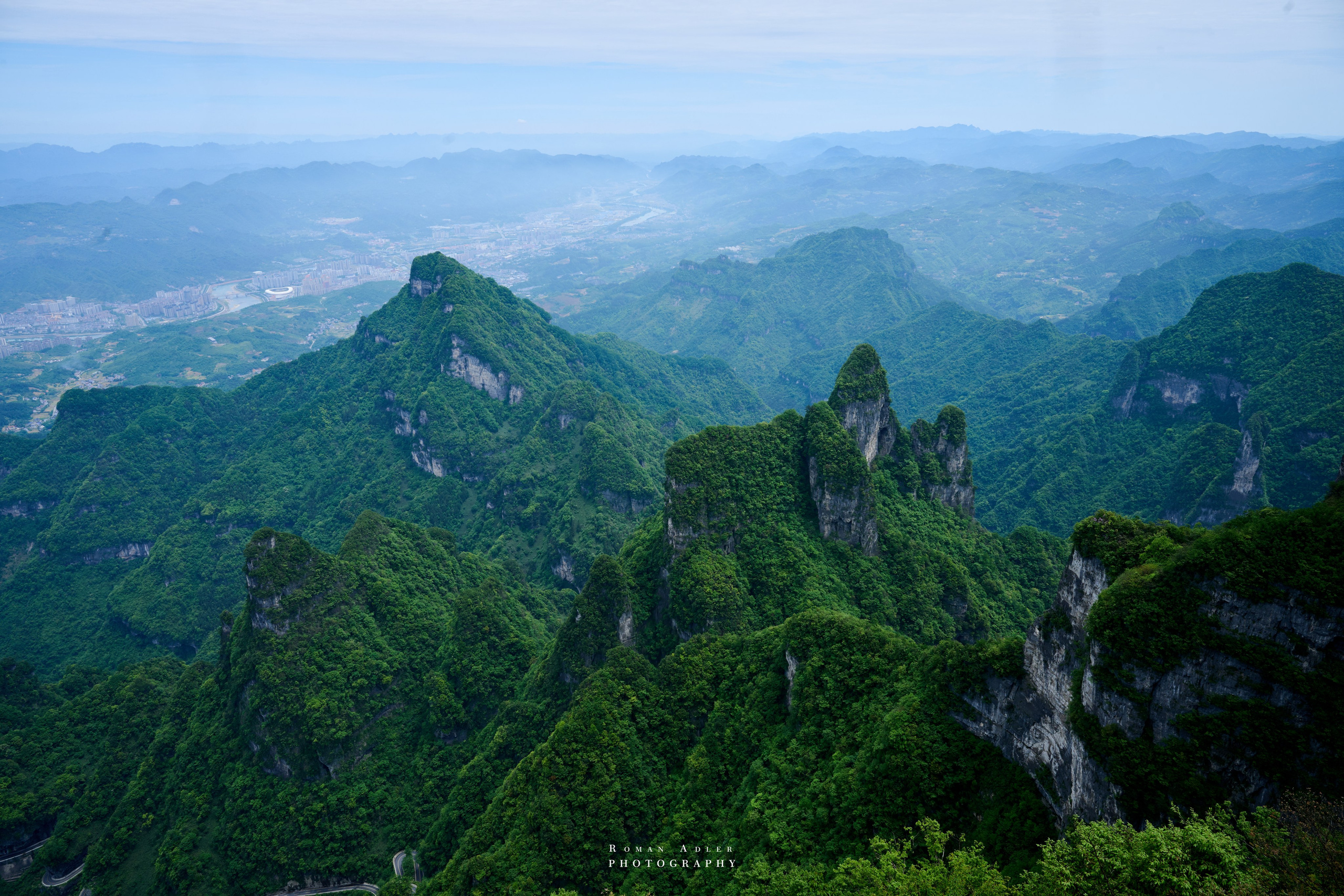 Гора Тяньмэнь (кит. 天门山, Tiānmén Shān). Photographer Roman Adler