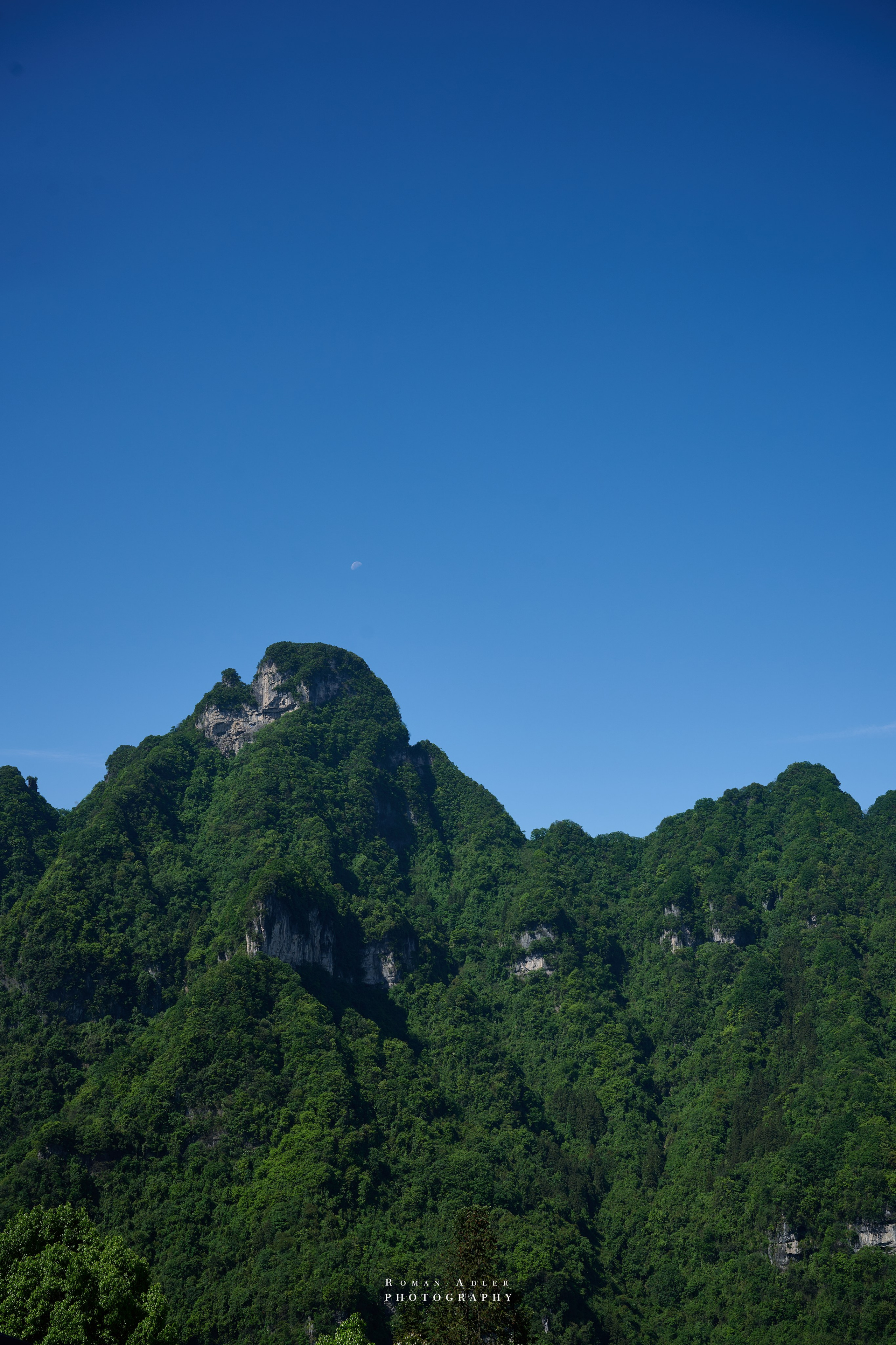 Гора Тяньмэнь (кит. 天门山, Tiānmén Shān). Photographer Roman Adler