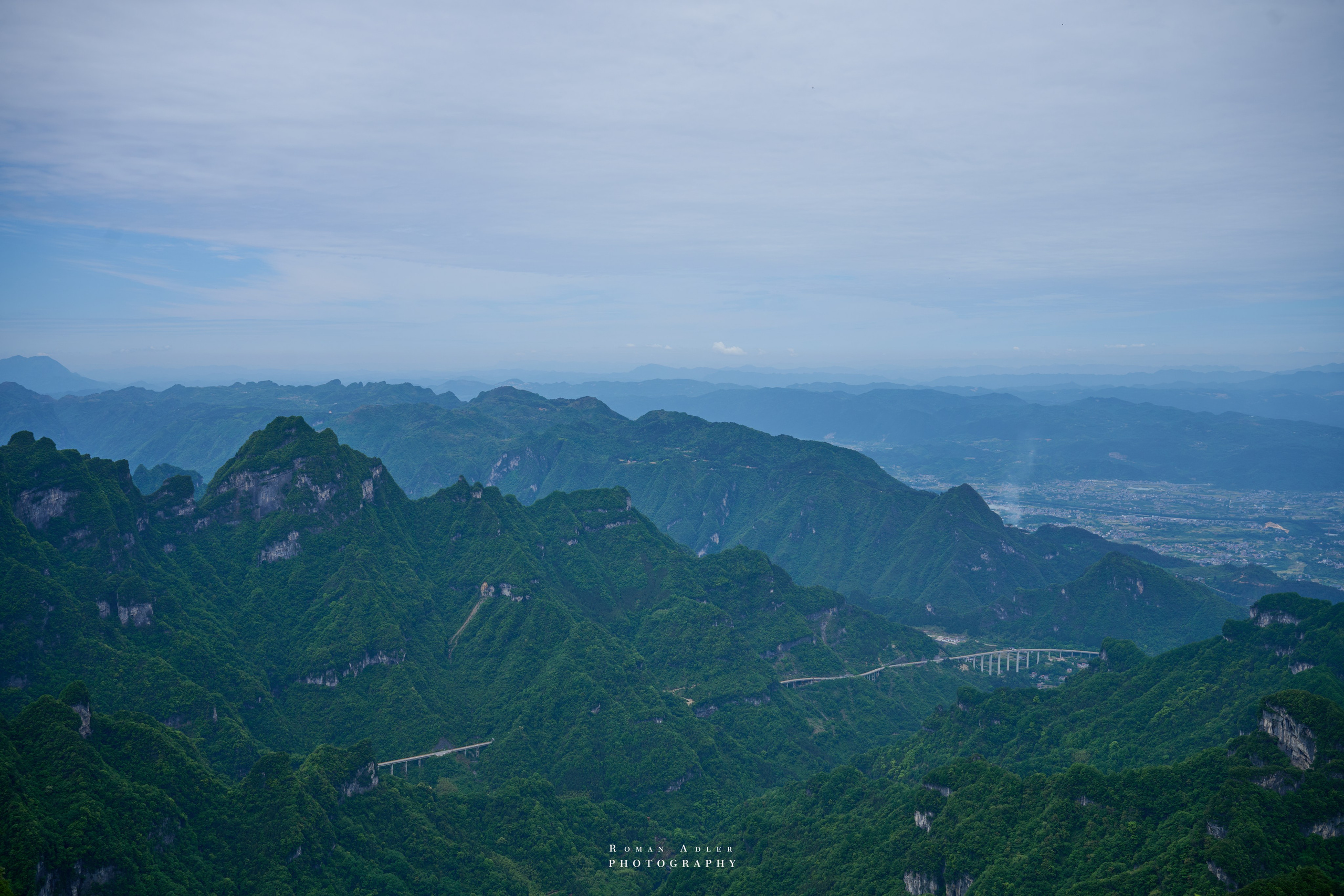 Гора Тяньмэнь (кит. 天门山, Tiānmén Shān). 摄影师罗曼·阿德勒