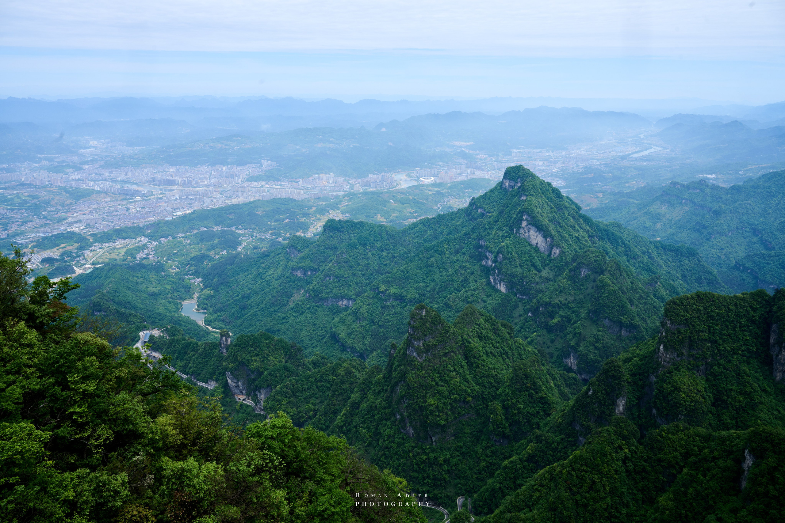 Гора Тяньмэнь (кит. 天门山, Tiānmén Shān). Photographer Roman Adler