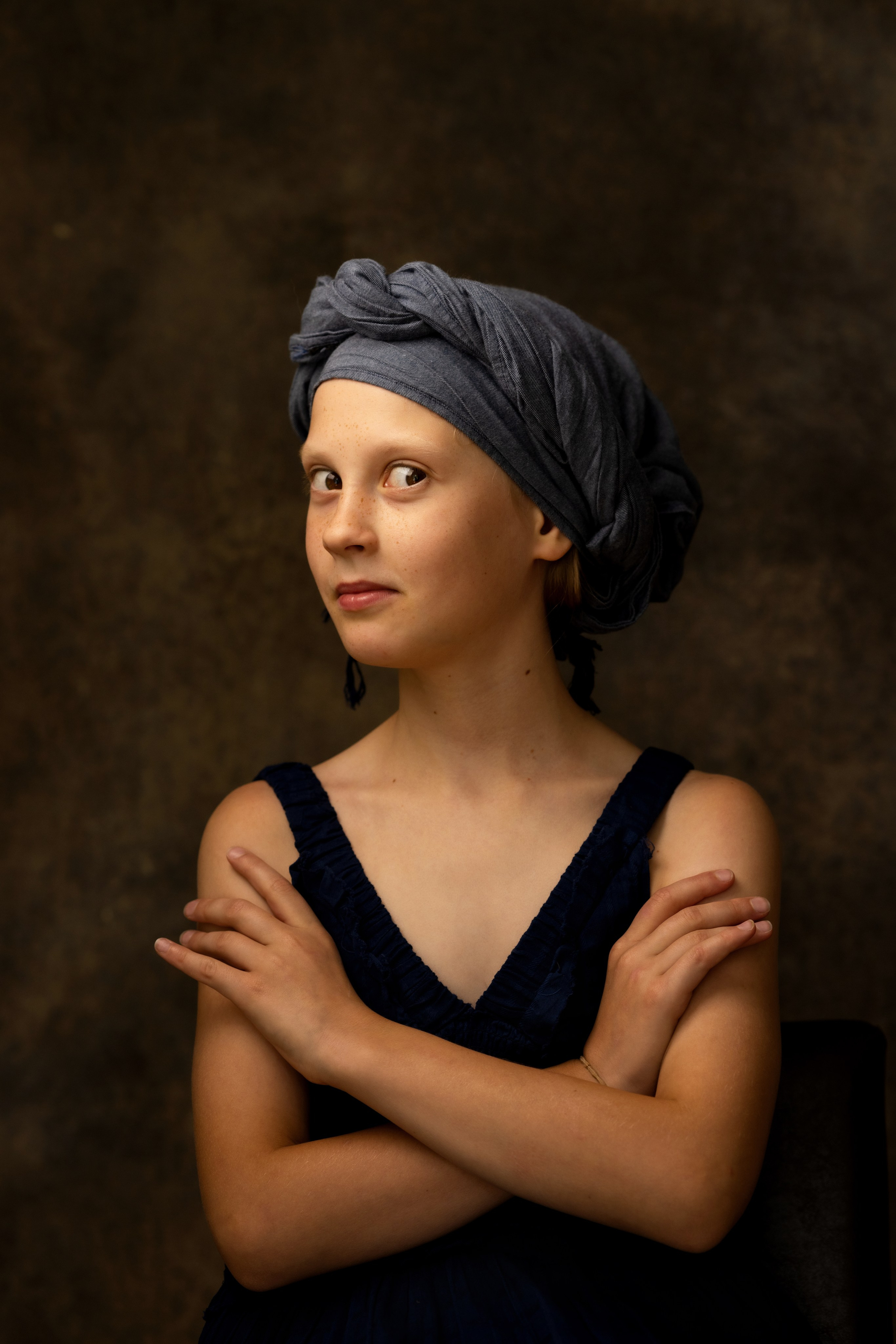 Детский портрет в студии в Граце: девочка в платке. Портретная и индивидуальная фотосъёмка в Граце и Тюмени