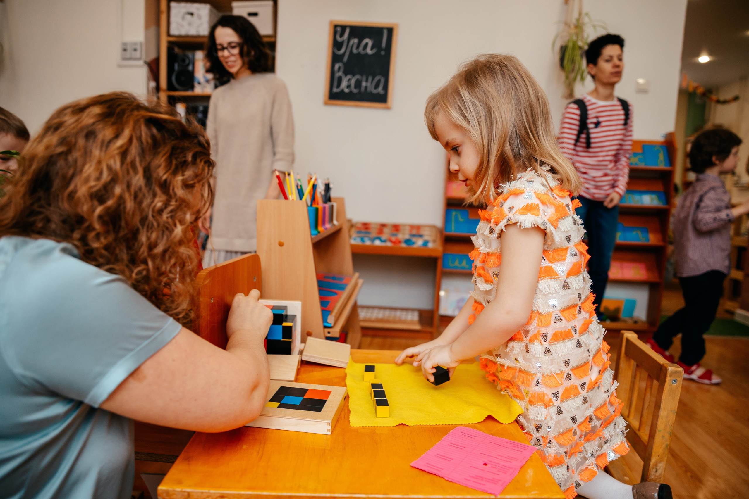 8 марта в Монтессори-саду. Семейный lifestyle фотограф в Санкт-Петербурге Людмила Пахомова