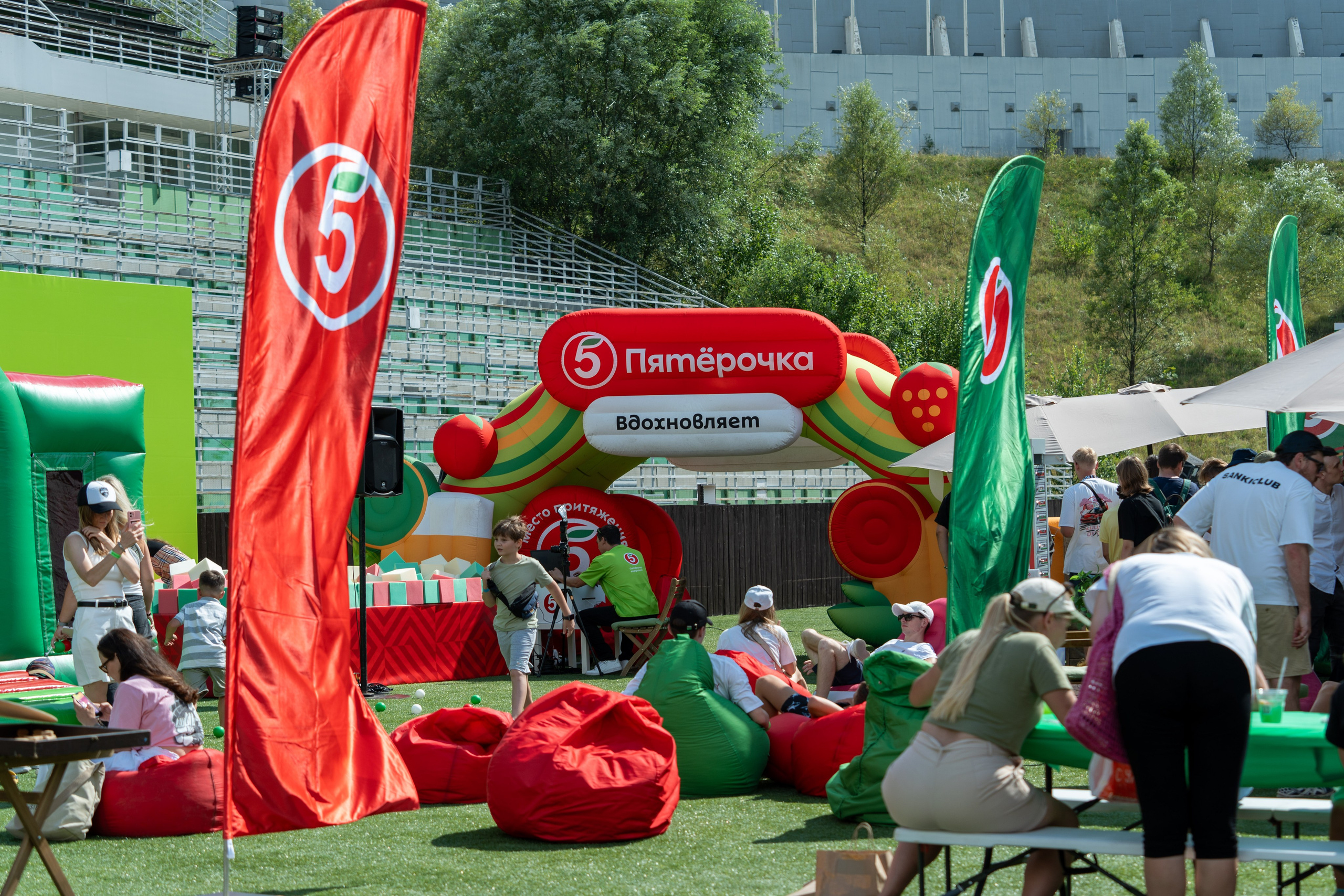 Фотоотчет партнеской интеграции для сети «Пятерочка» на фестивале «Grounded». Репортажный фотограф в Красной Поляне и Сочи Павлюченко Екатерина