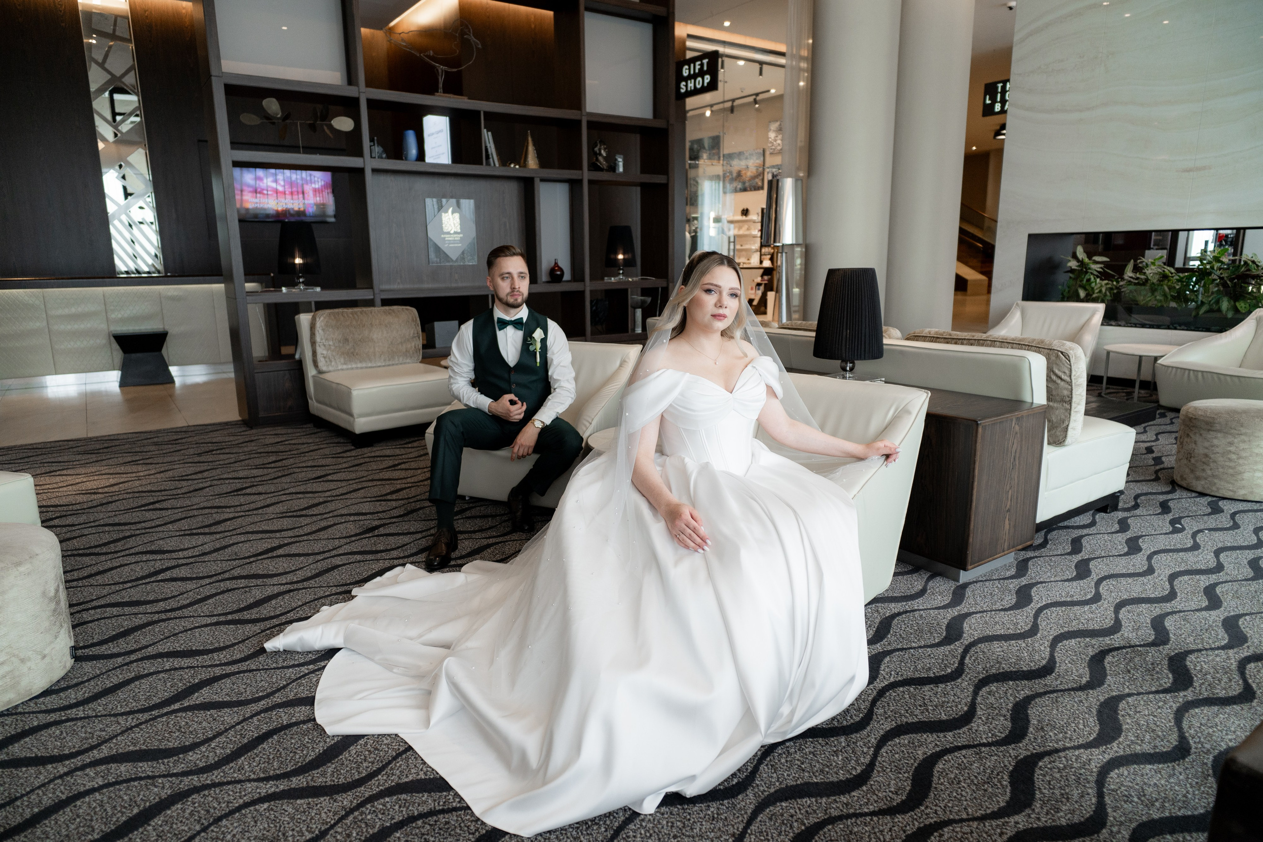 Свадебная фотосессия в отеле Хилтон. Свадебный фотограф Александр Невский в Санкт-Петербурге