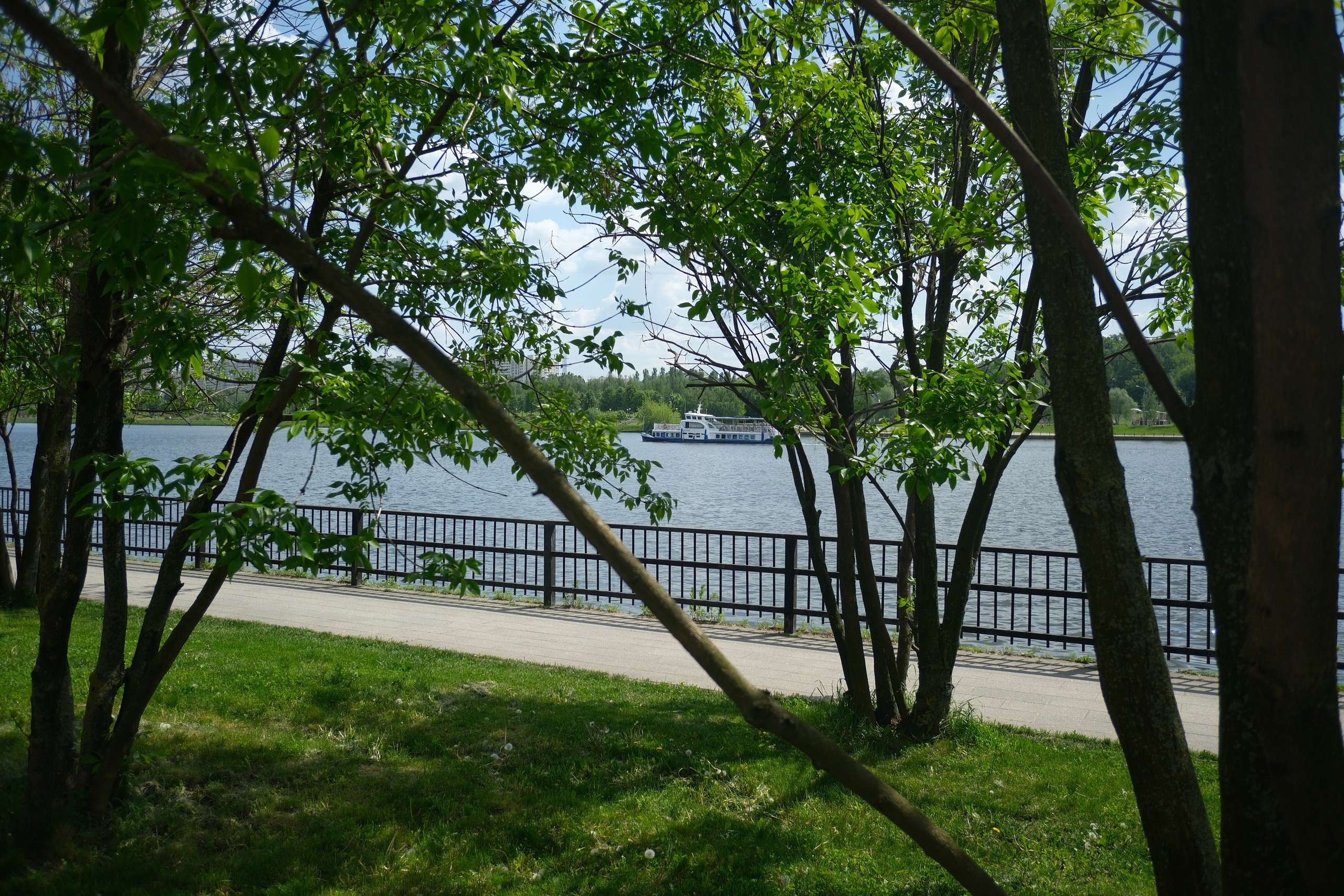 Парк 850 лет Москве. Снято на Voigtlander 18/2,8 Color-scopar. Улица, люди, жизнь…