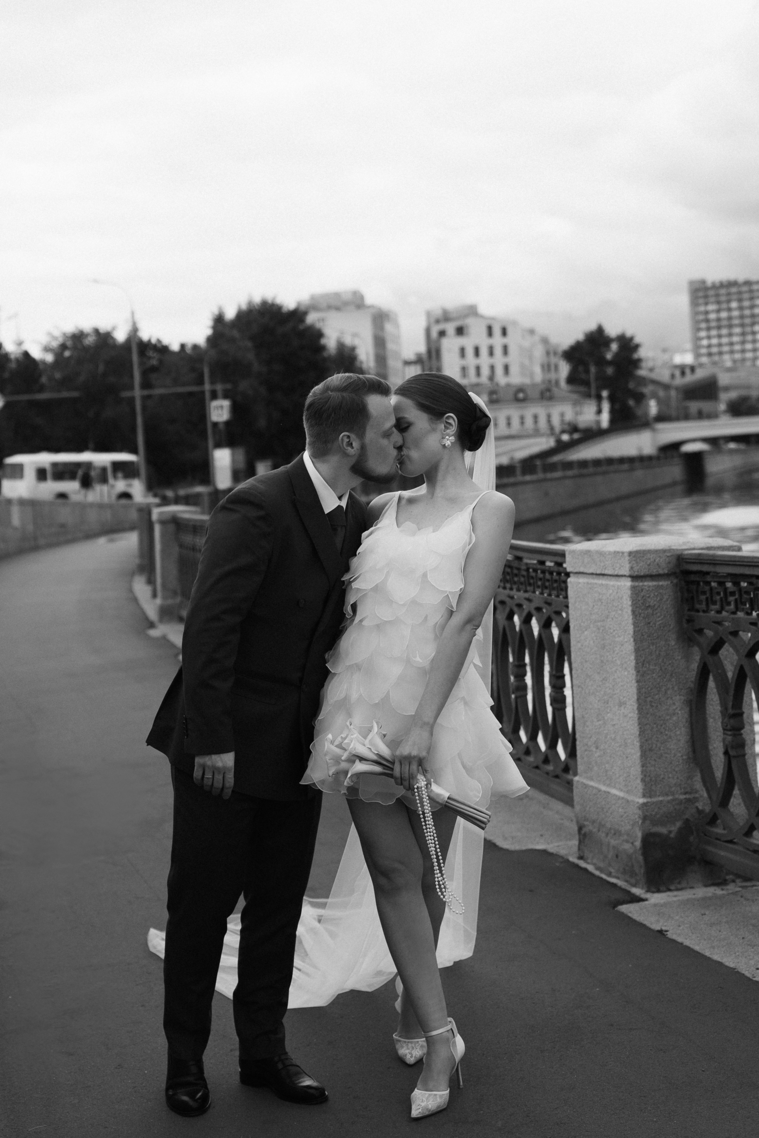 Ирина и Алексей | прогулка Котельническая наб. Свадебный фотограф Москва Анастасия Храмова