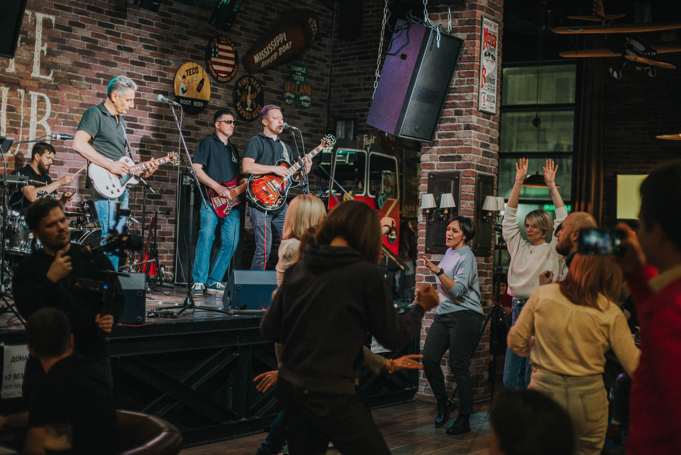 LifePub 16.03.2022. Московская кавер-группа BankBand