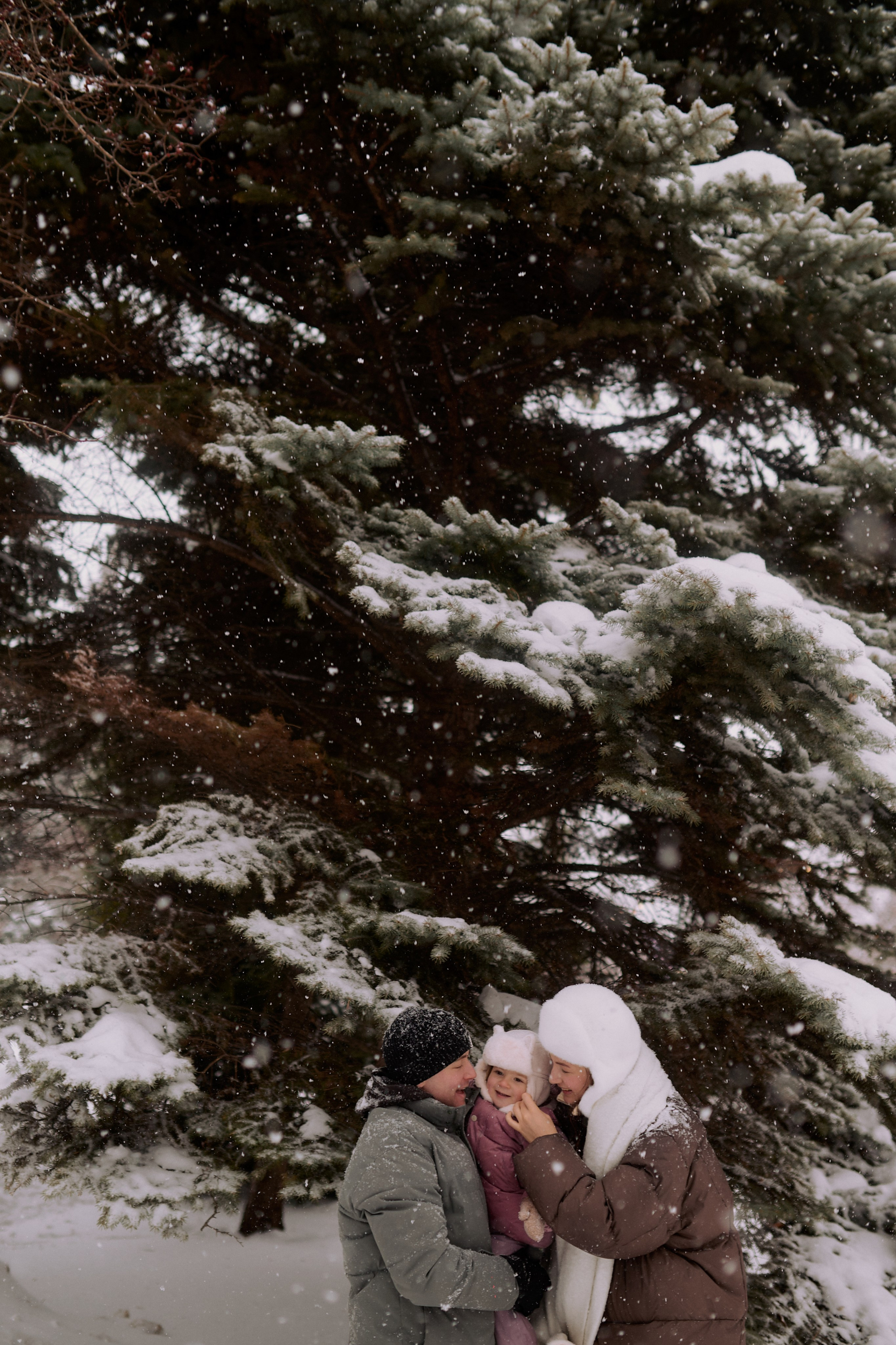 Андрей, Леся и Василиса в снежном парке. Семейный и свадебный lifestyle-фотограф в Москве Мария Петрова