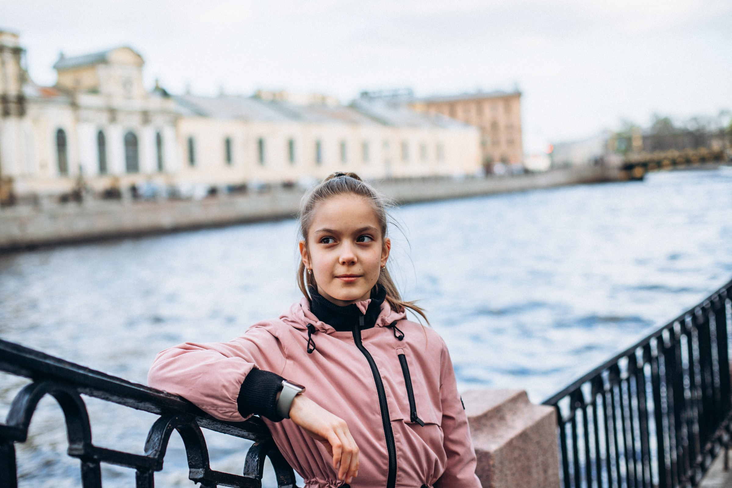 Аделина с семьей в мае. Фотопрогулка в Петербурге. Индивидуальный и семейный фотограф в Санкт-Петербурге