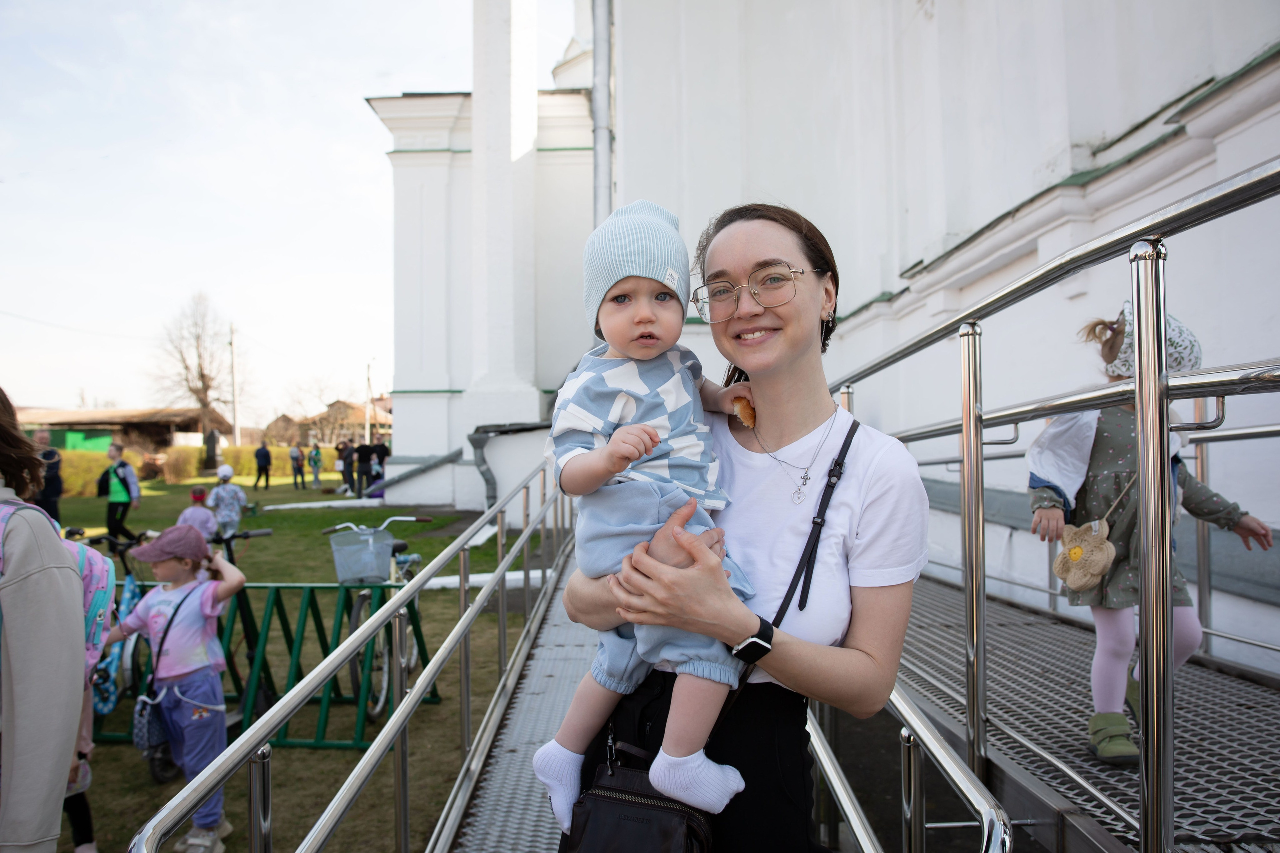 Пасха Воскресенский храм с Ашитково и ярмарка около храма. Семейный и детский фотограф Анна Петракова
