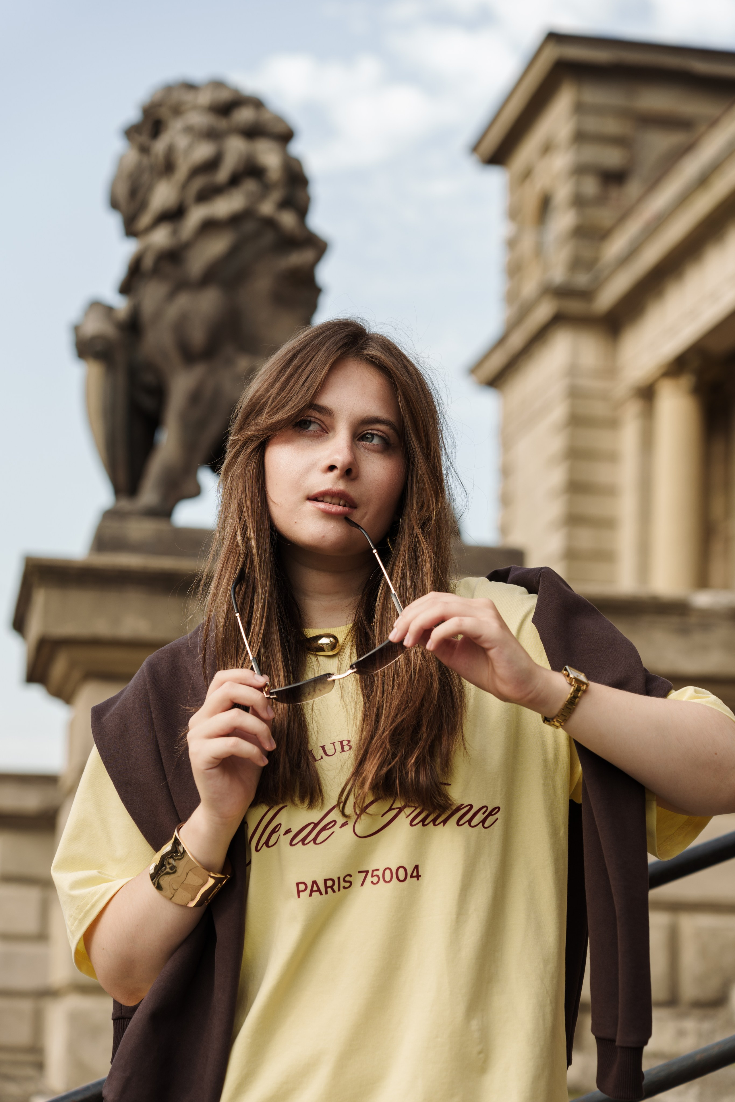 Модельная фотосессия в стиле Fashion, крупный план, яркие акценты на образе.