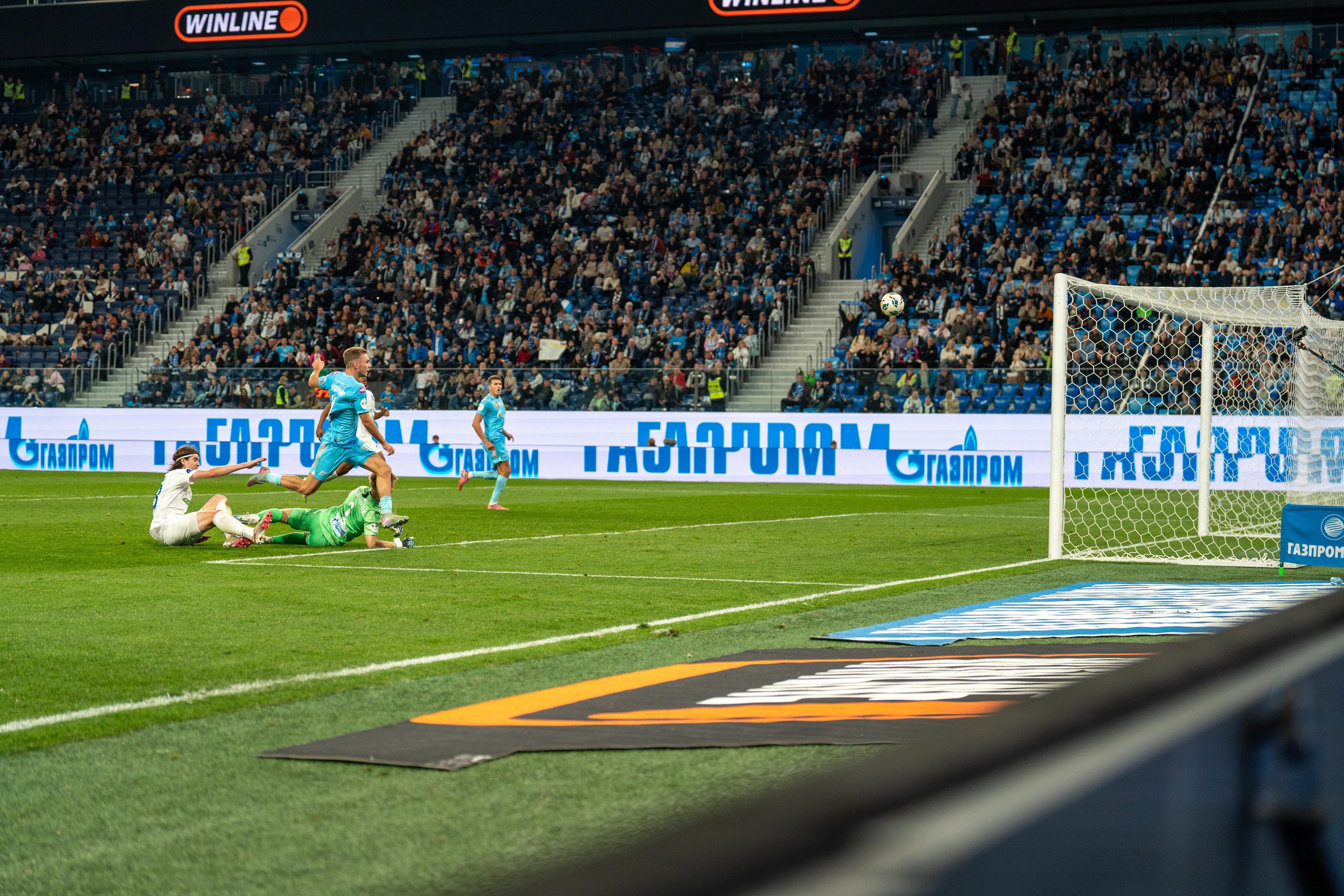 Игровой момент матча Зенит — Оренбург на Газпром Арене, снятый спортивным фотографом Санкт-Петербург