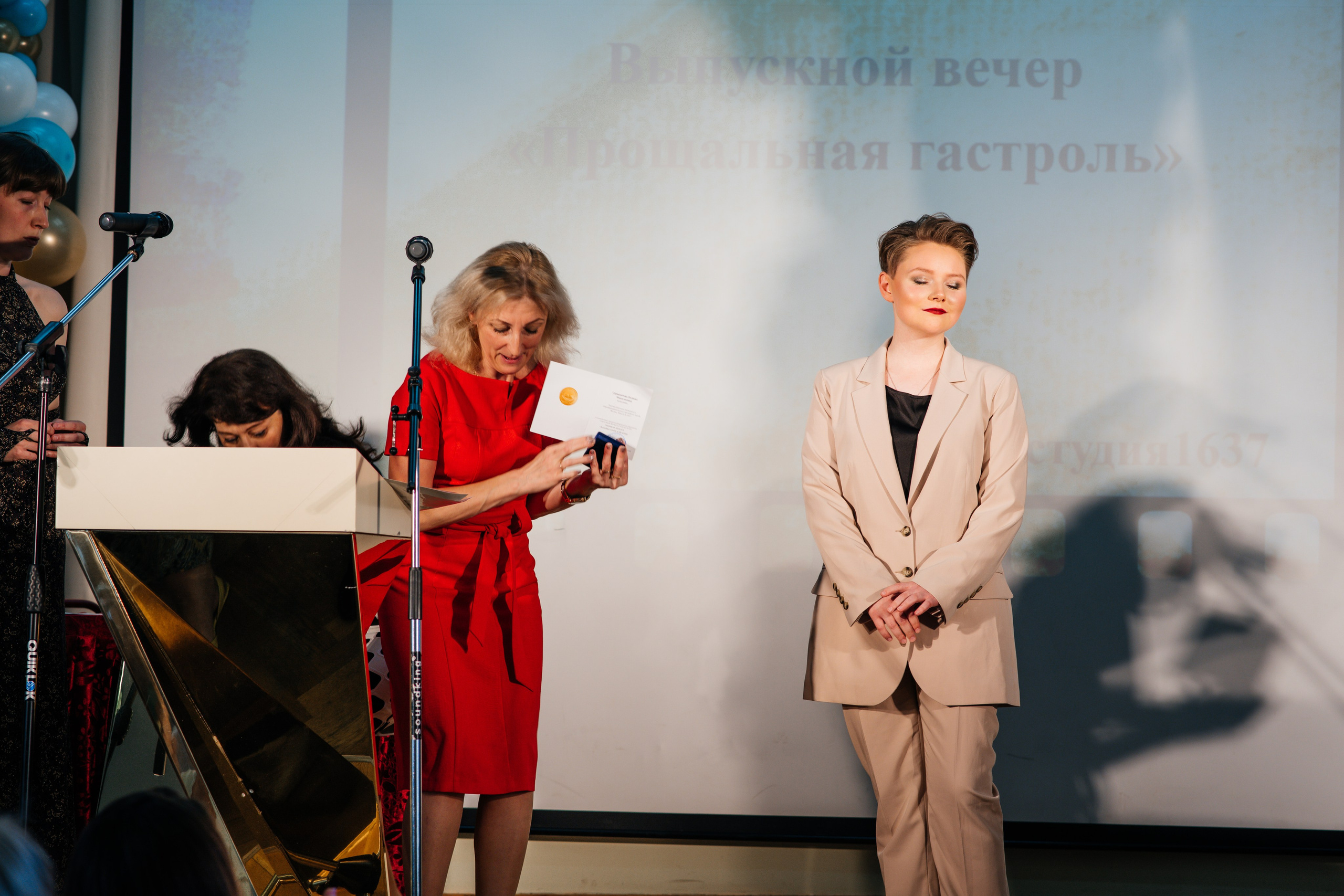 Вручение аттестатов. Выпускные альбомы в Подольске Москве и МО