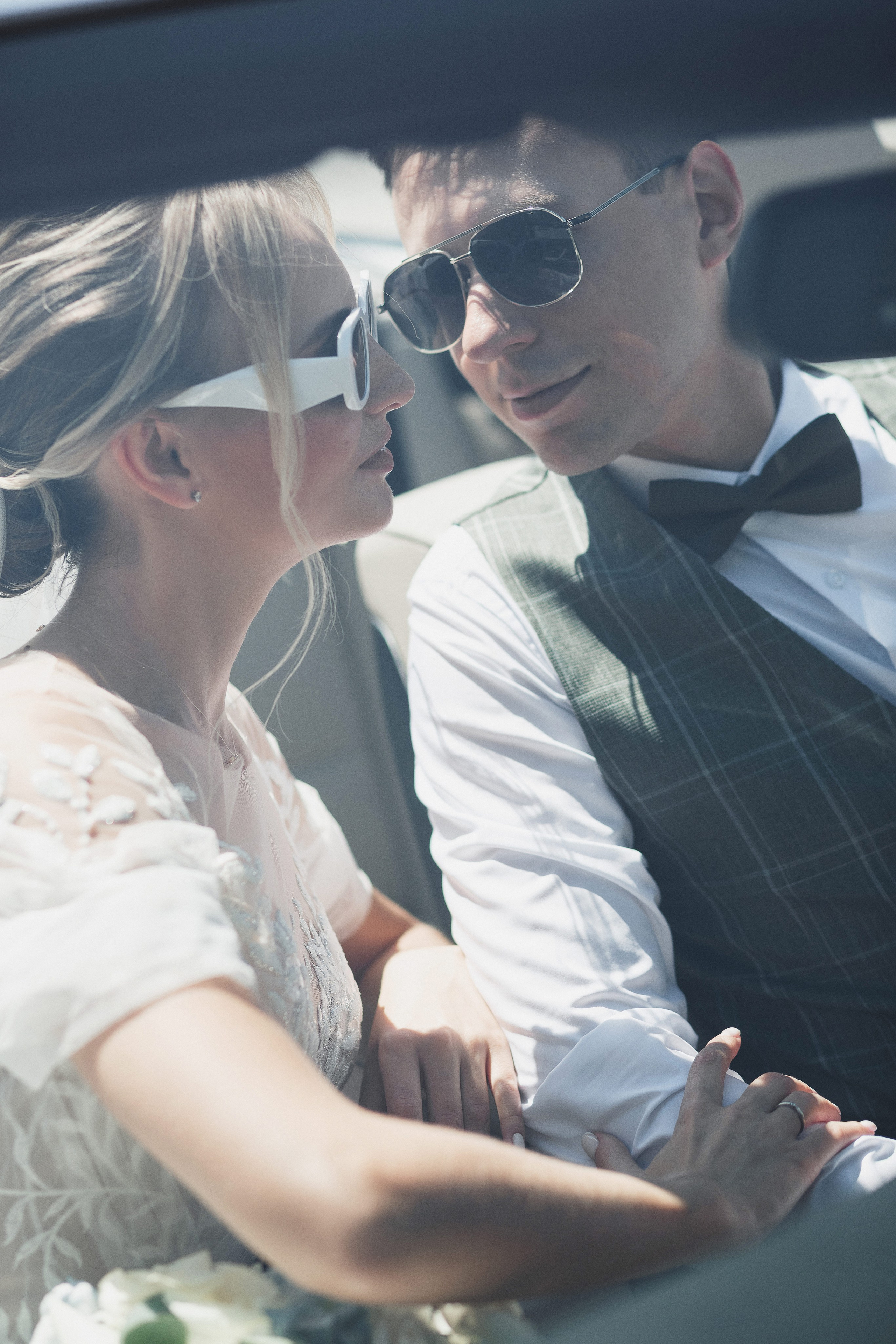 Портрет жениха и невесты в машине в Таганроге: момент интимности и радости перед свадьбой. Сочетание влюбленности и волнения, отраженное в уникальной обстановке автомобиля.