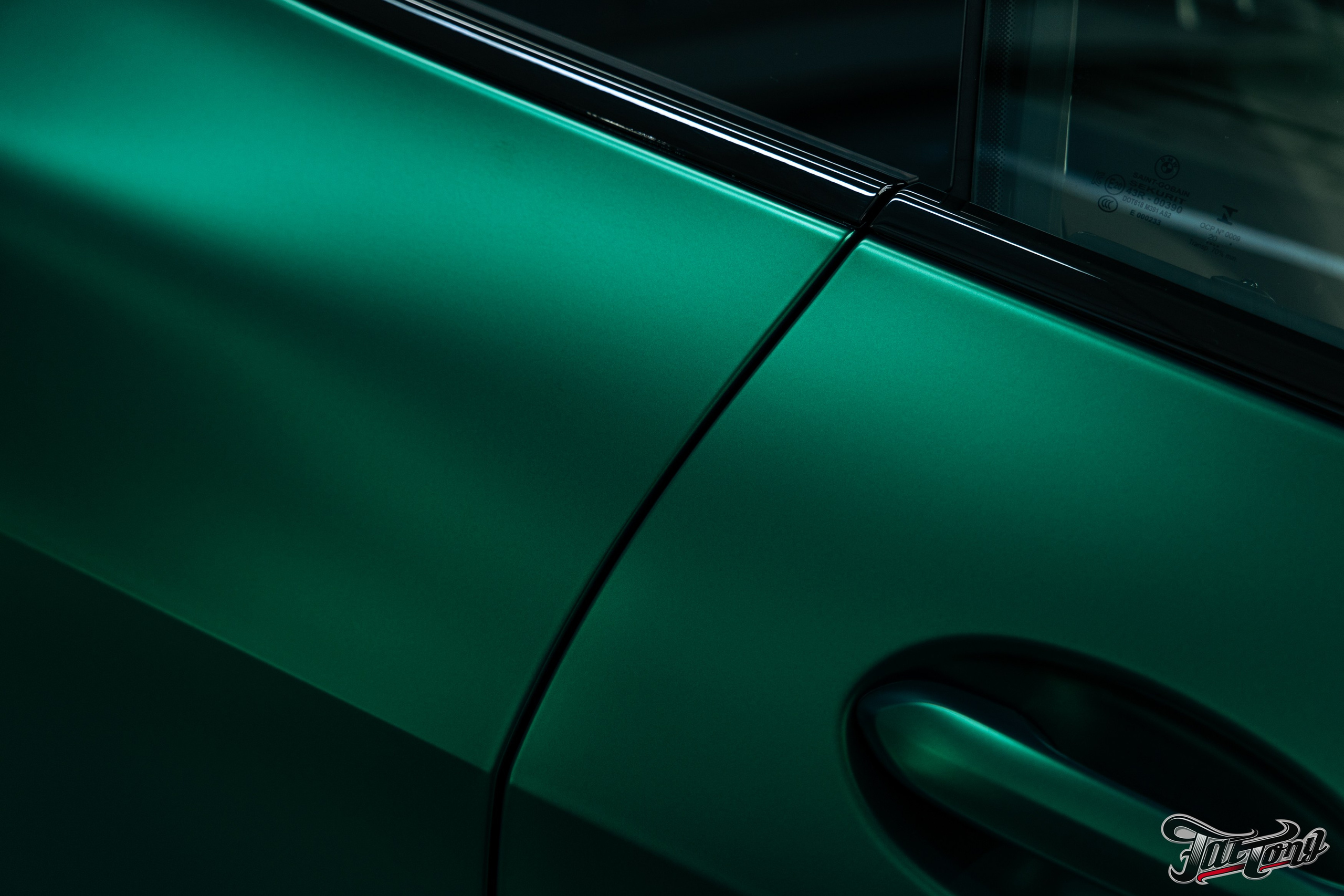 BMW 440i оклейка в цветной полиуретан Wematec matt green chrome с проемами. DeLorein