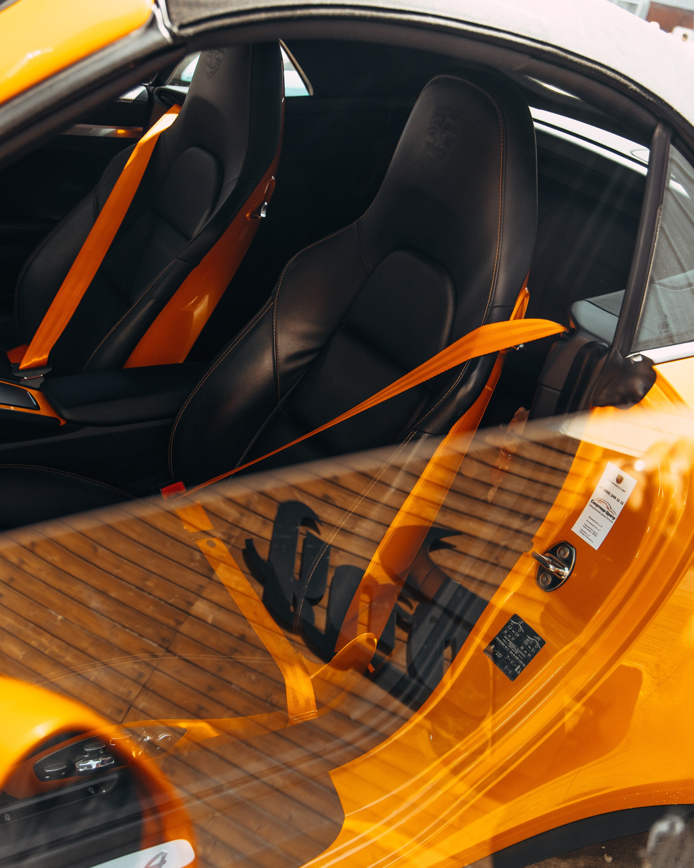 Porsche 911 оранжевый замена ремней безопасности. DeLorein