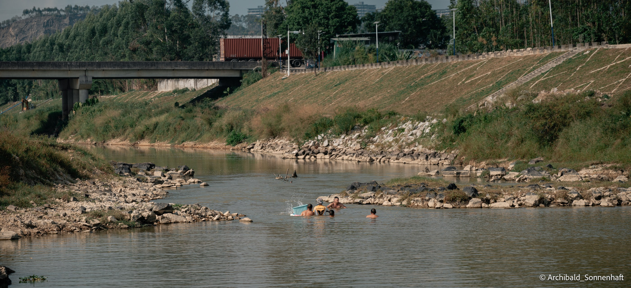 Weekend kayaking trip. Photographer in Guangzhou, China. Archibald Sonnenhaft