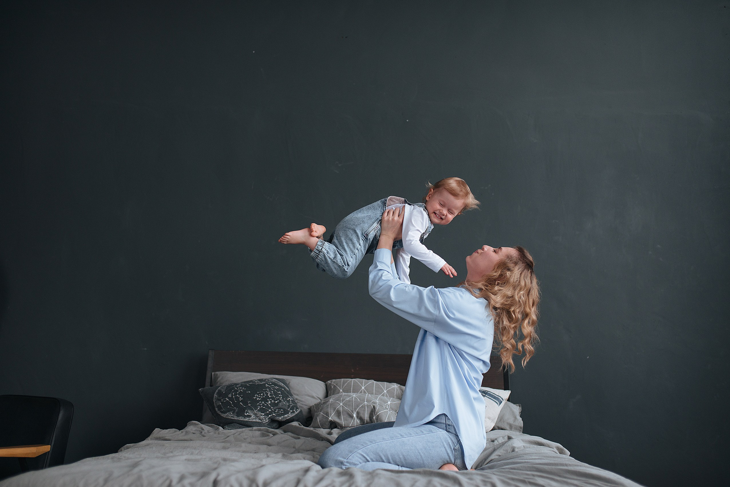 Уютные и теплые семейные фотографии в фотостудии. Семейный фотограф Новосибирск Дарья Едапина. Фотограф Дарья Едапина Новосибирск