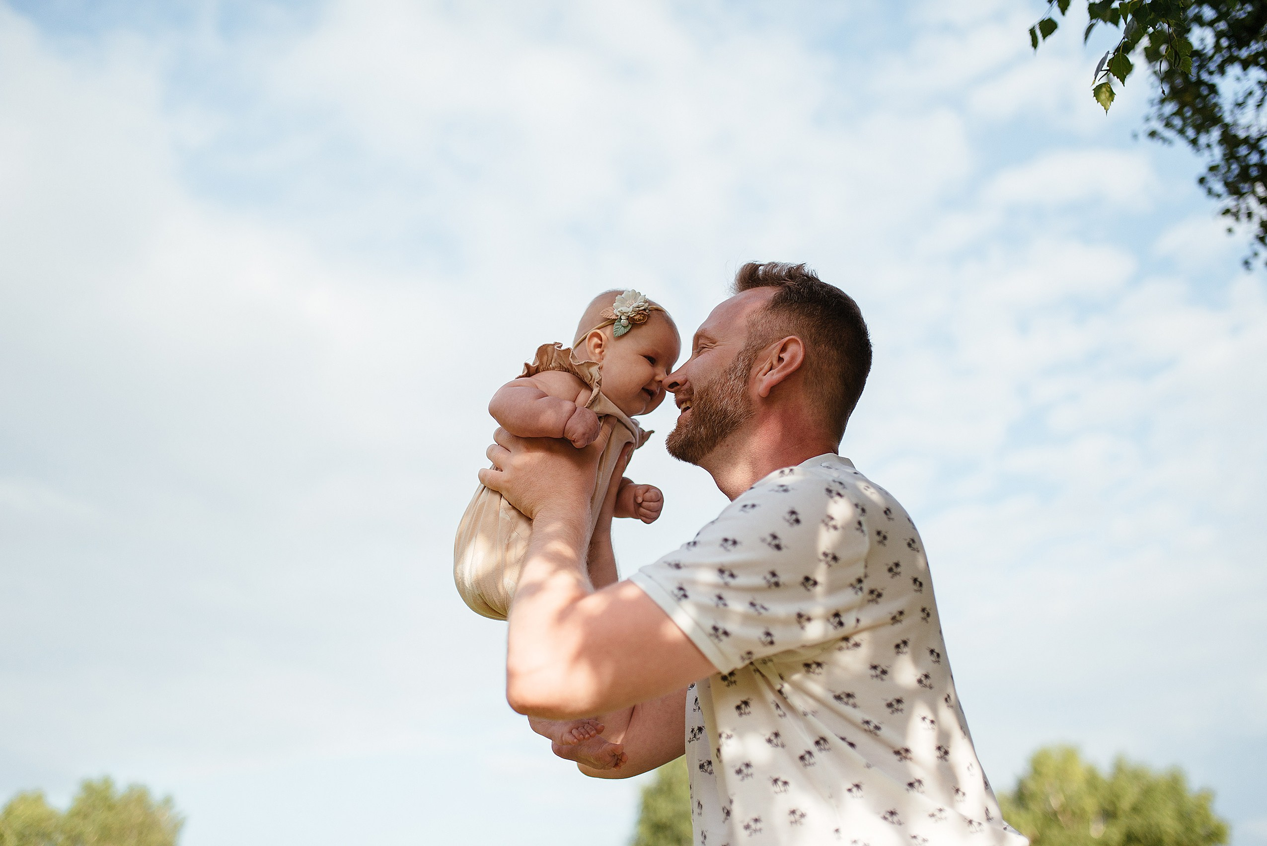 Уличная семейная фотосессия в парке. Семейный фотограф Дарья Едапина Новосибирск. Фотограф Дарья Едапина Новосибирск