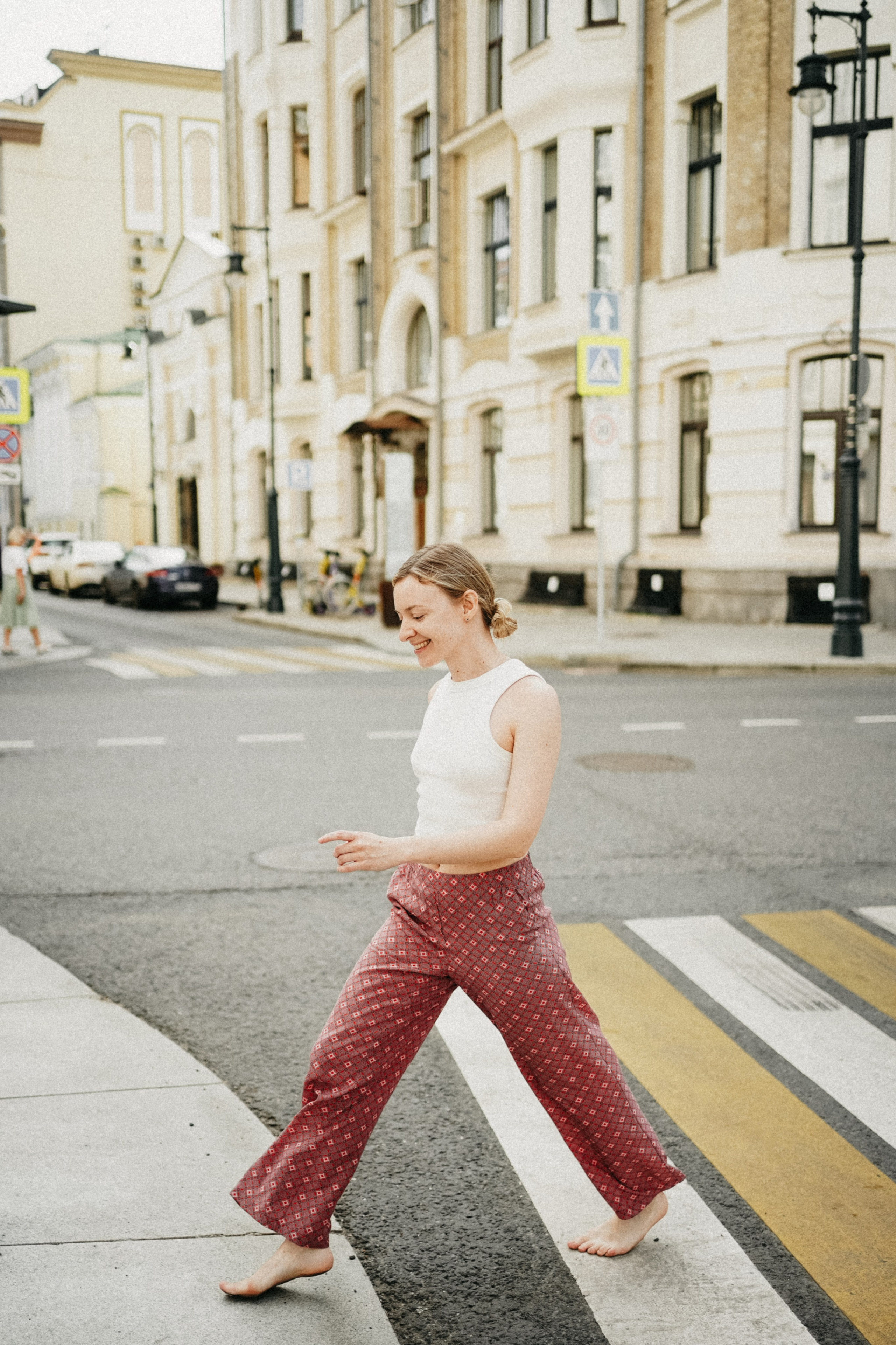 Девушка по городу шагает босиком. Фотограф Наталья Колганова