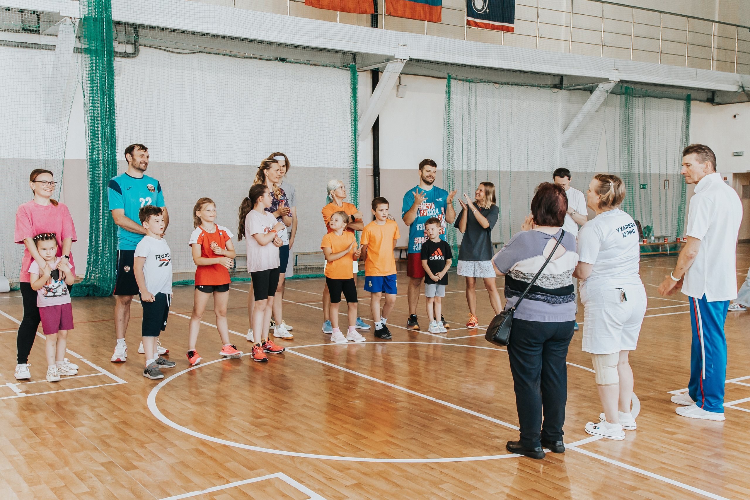 Репортажная спортивная съемка г. Королев стадион Металлист «папа, мама, я — спортивная семья». Юлия Егорова | Свадебный фотограф, семейный фотограф Москва, МО • Портреты • репортажи • день рождения • Love Story • дети
