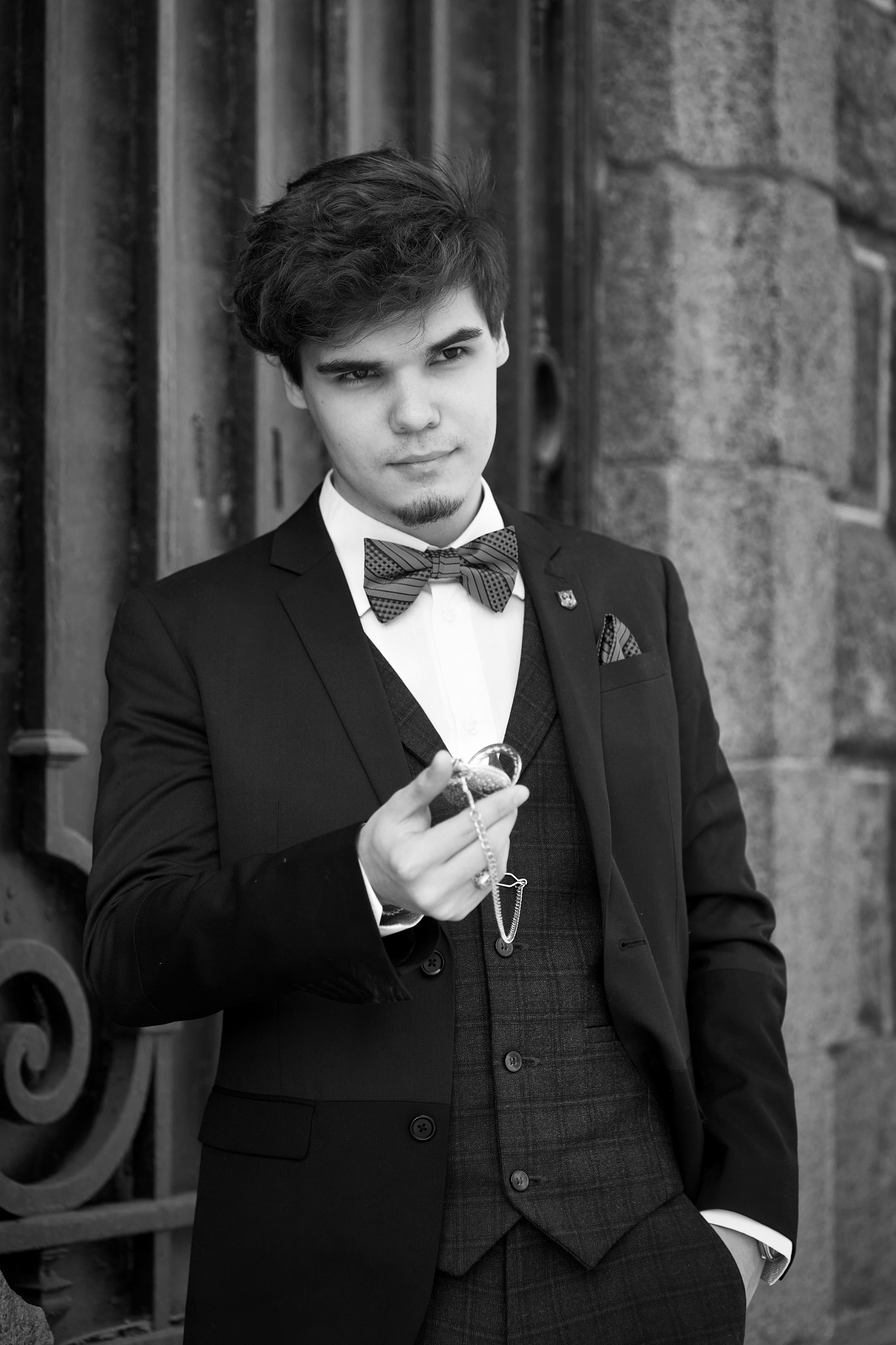 Черно-белый портрет мужчины с часами.