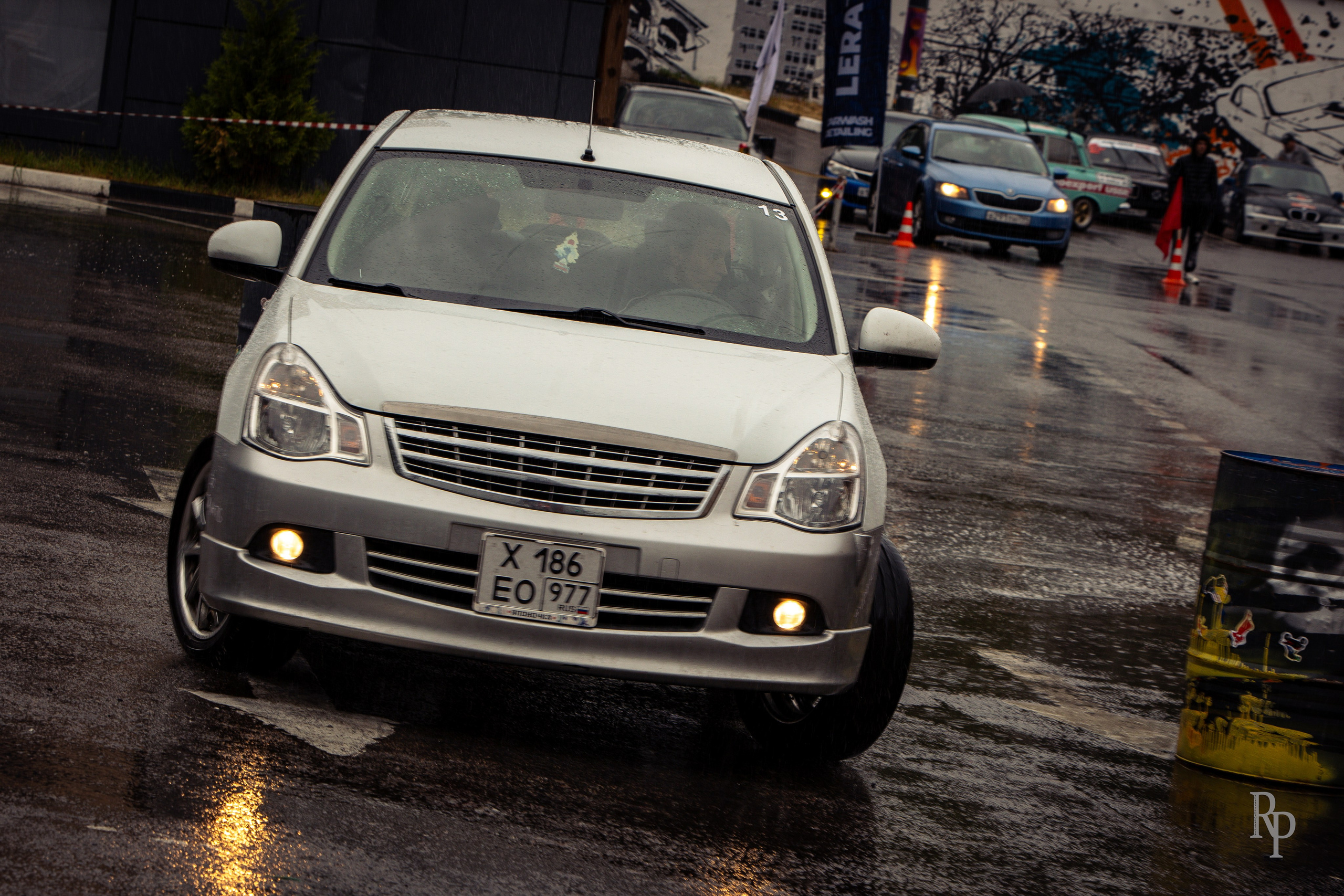 SHOWDOWN. Rusty Photographer