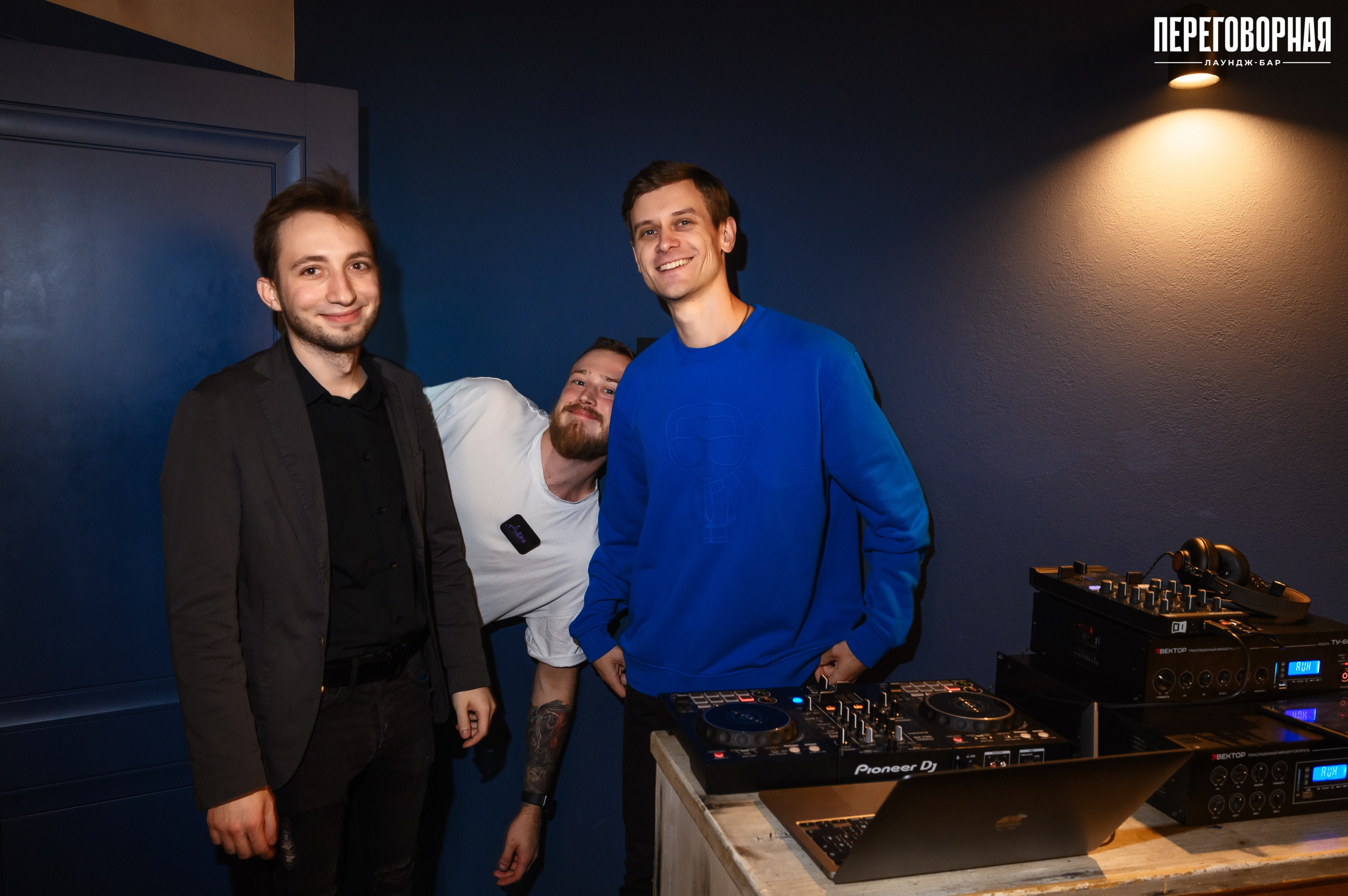 Лаундж-бар Переговорная: 1 год. Свадебный и просто хороший фотограф в Челябинске