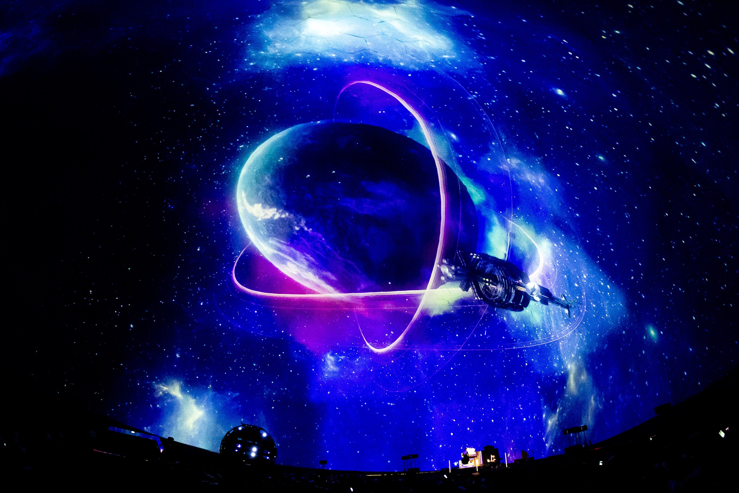 Световое шоу в планетарии на концерте органной музыки