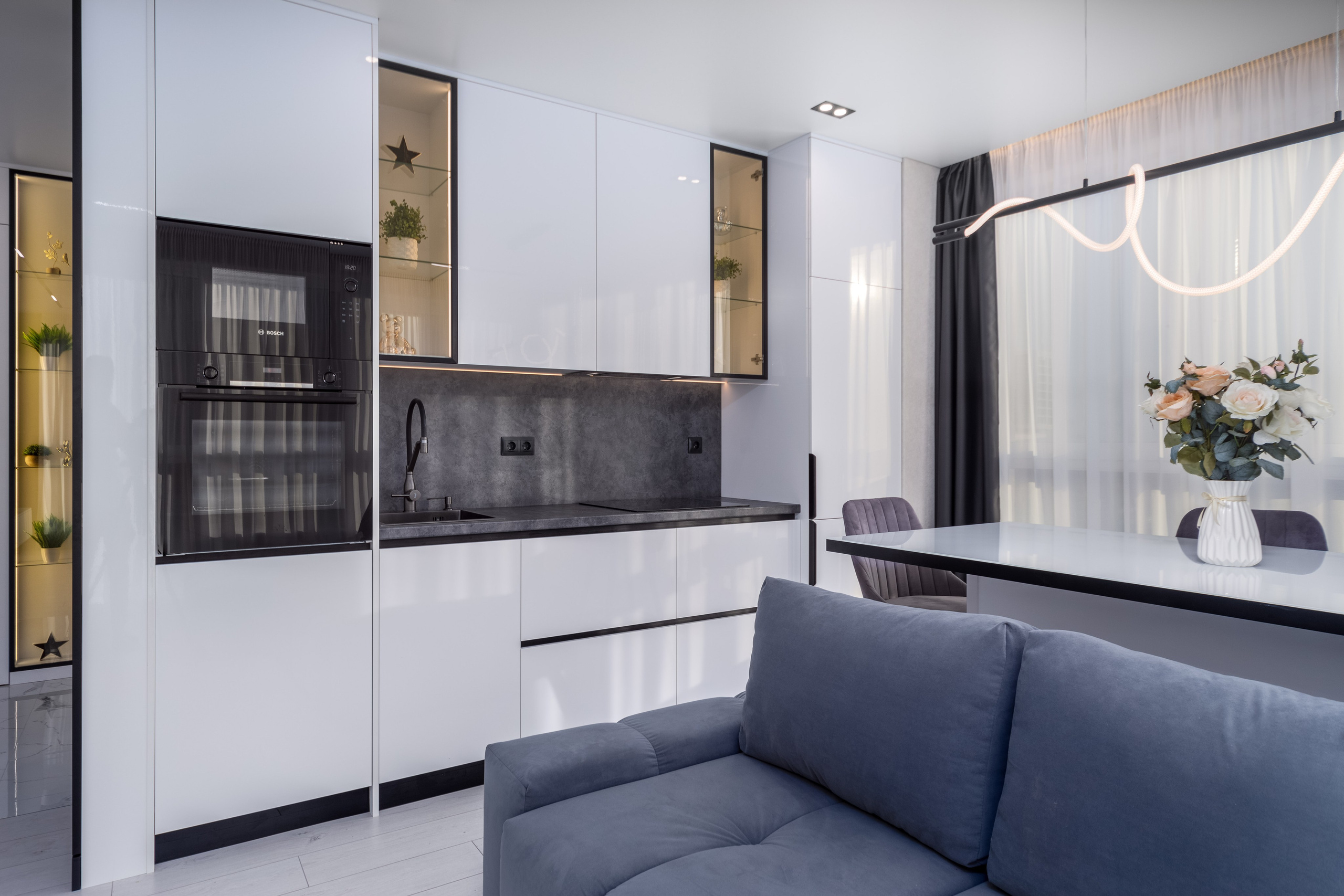 Фото интерьера кухни-гостиной в трехкомнатной квартире в комплексе Минск Мир