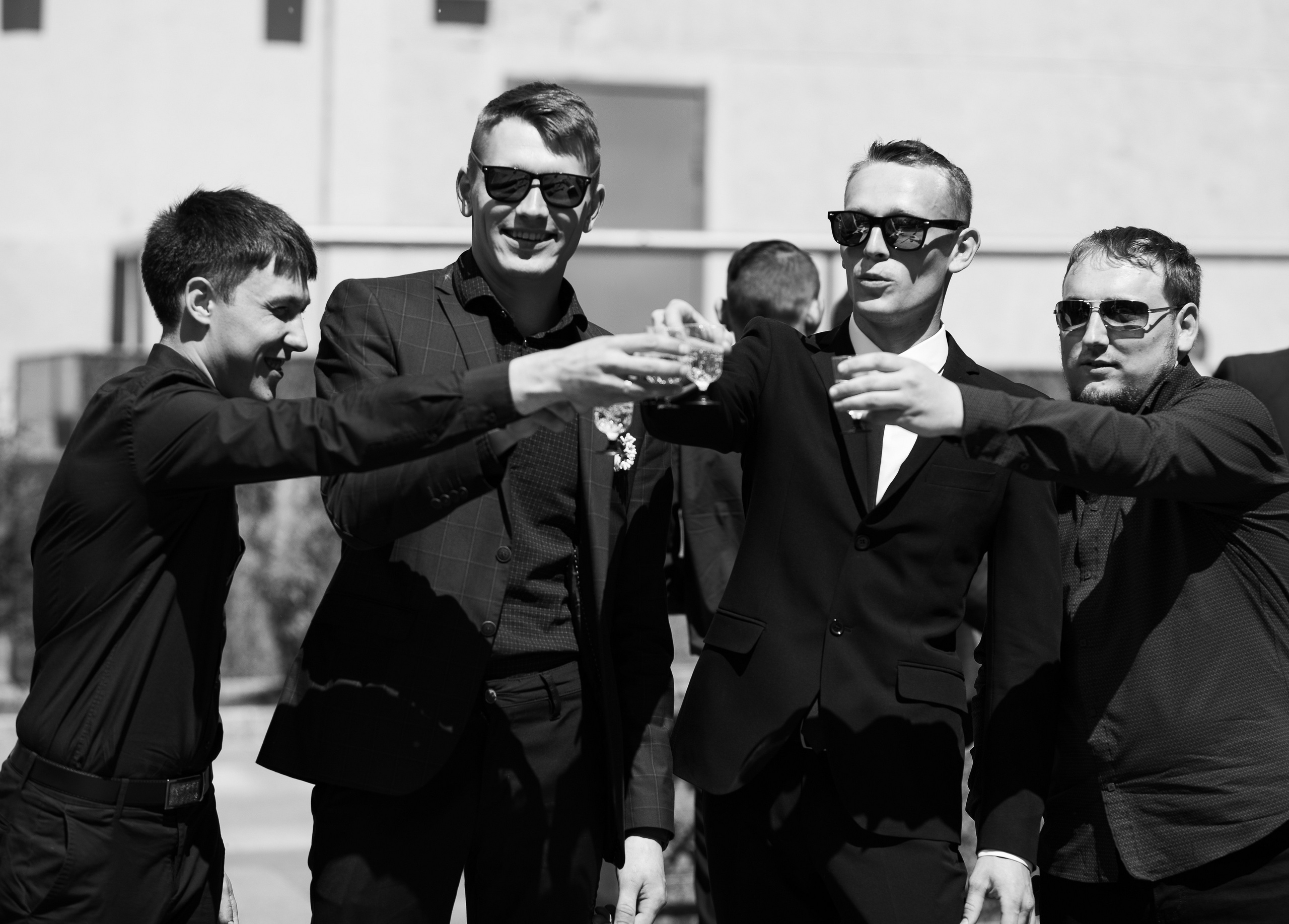 Свадебный фотограф поймал момент, когда жених с друзьями распивает шампанское.