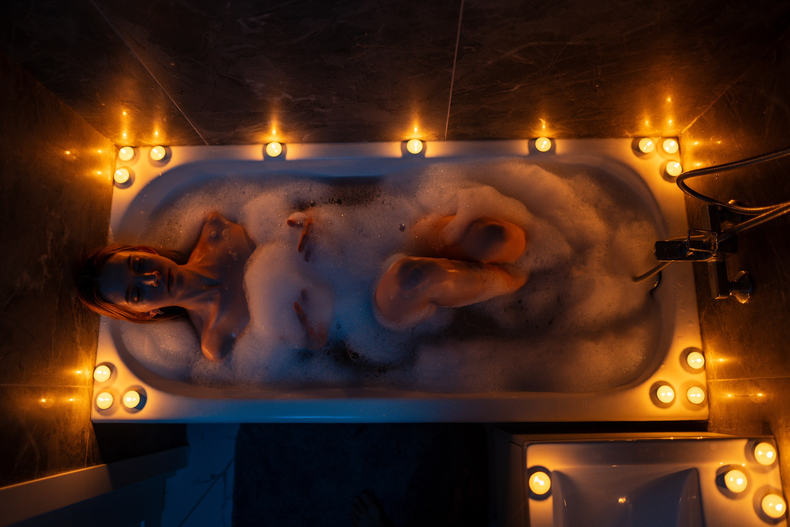 Красивая девушка позирует ванне с пеной