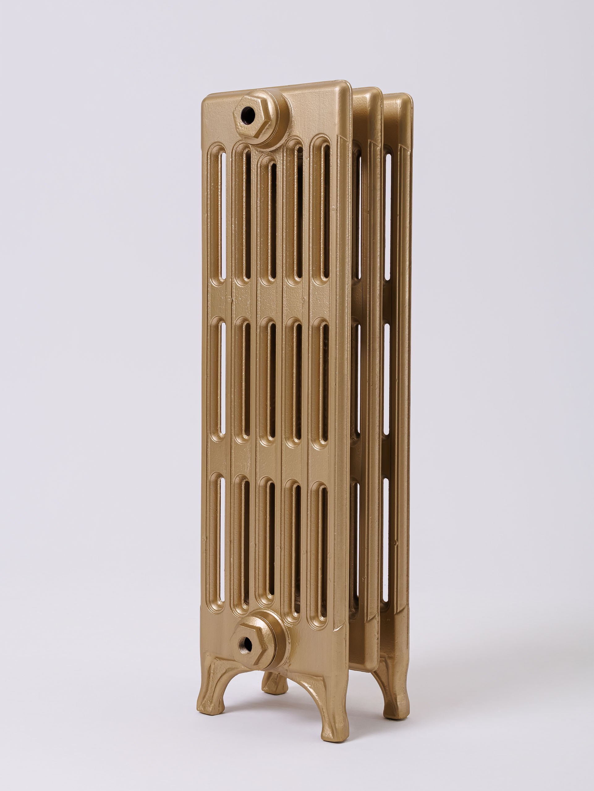 Предметные фотографии дизайнерских радиаторов отопления в стиле ретро