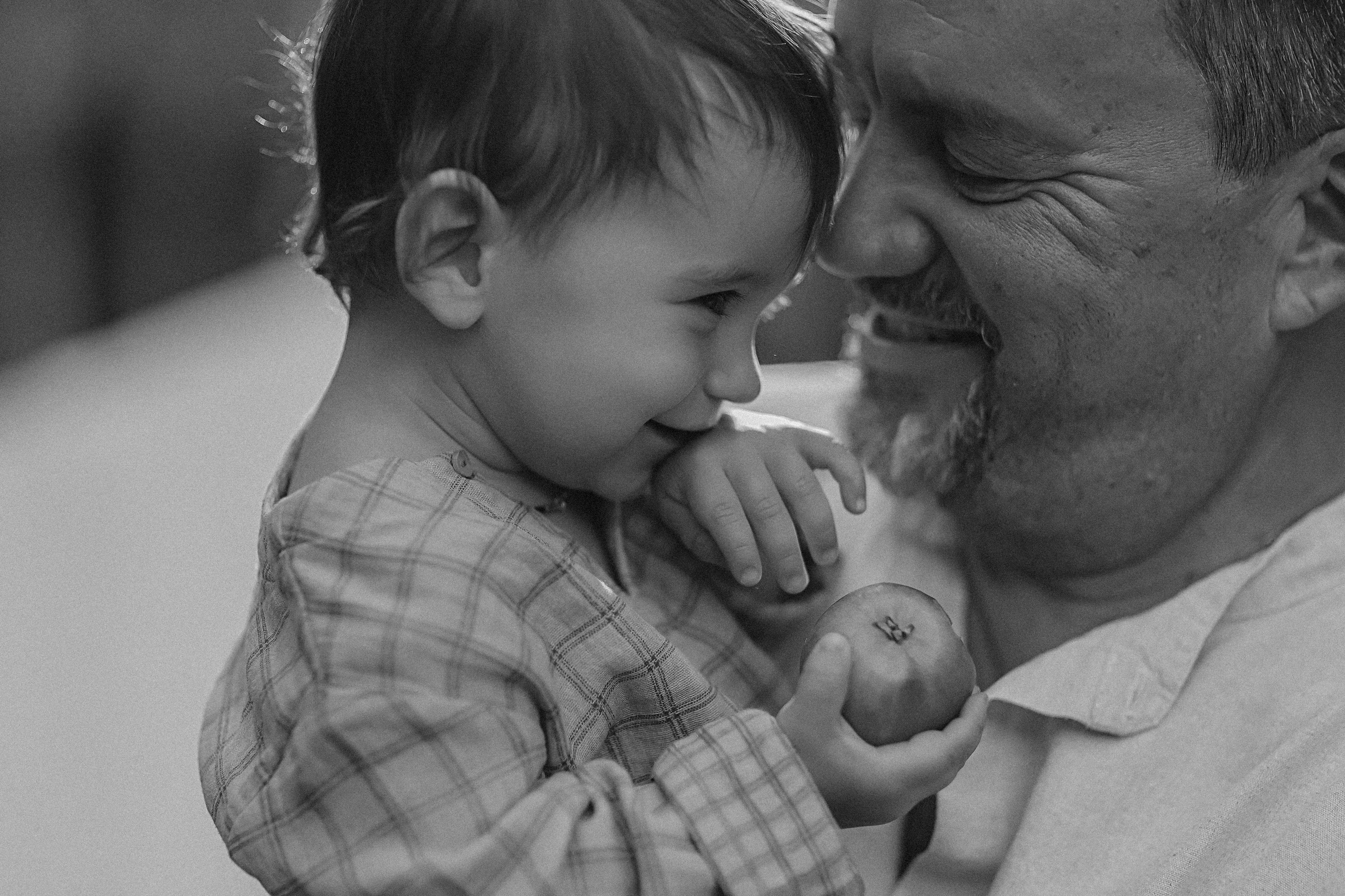 Стирка у дома. Семейный фотограф Тюмень, фотограф на роды Салмина Мария