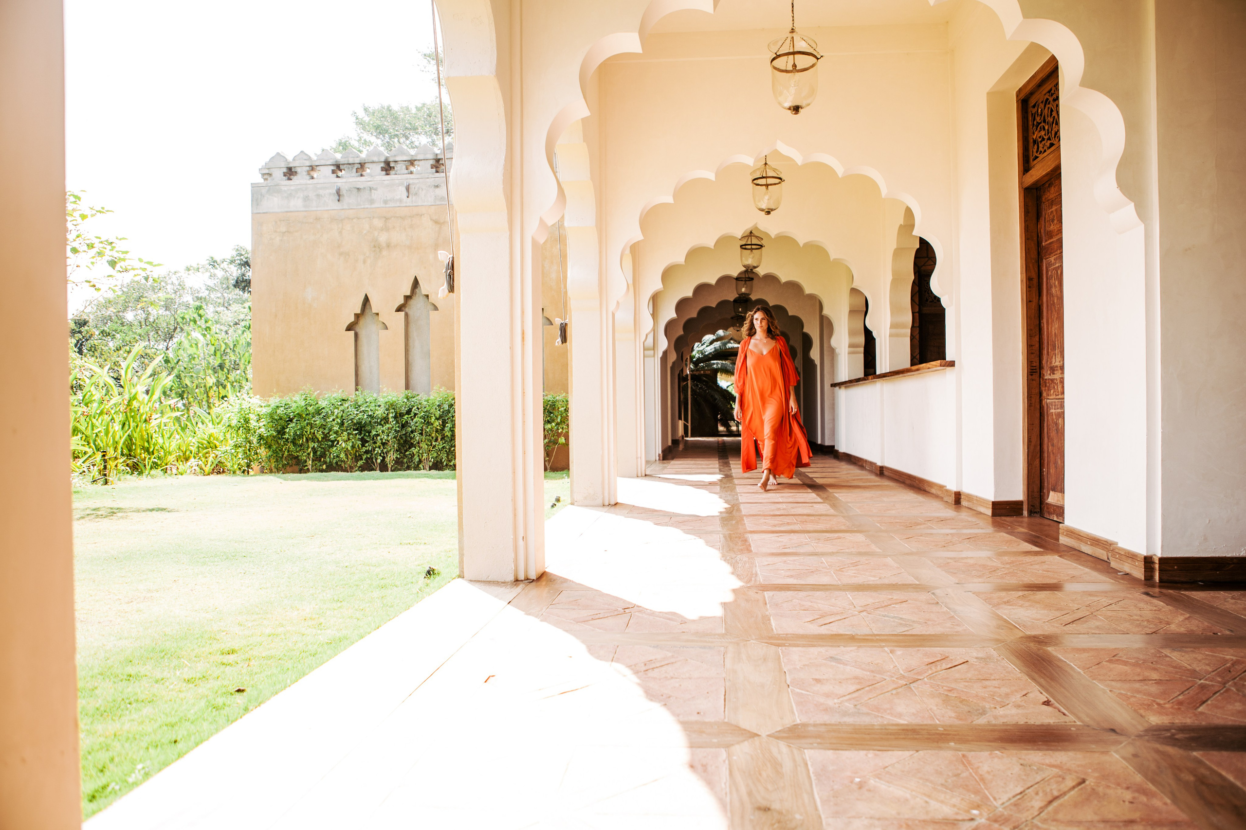 Девушка в красном платье в отеле Malabar Hill — Роскошная портретная съемка | Шри-Ланка. Фотограф на Шри-Ланке