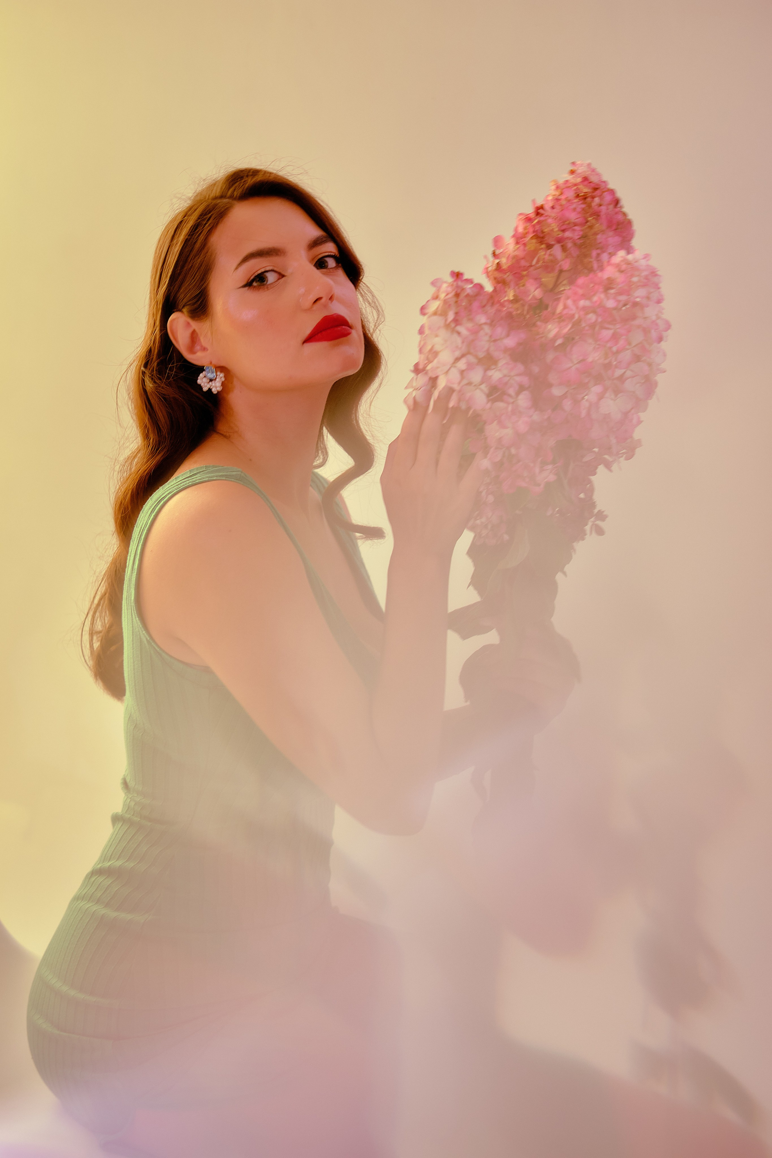 Индивидуальная фотосессия с цветами в студии. Портретный, семейный фотограф в Твери Жданова Татьяна tatzhdanov Таня