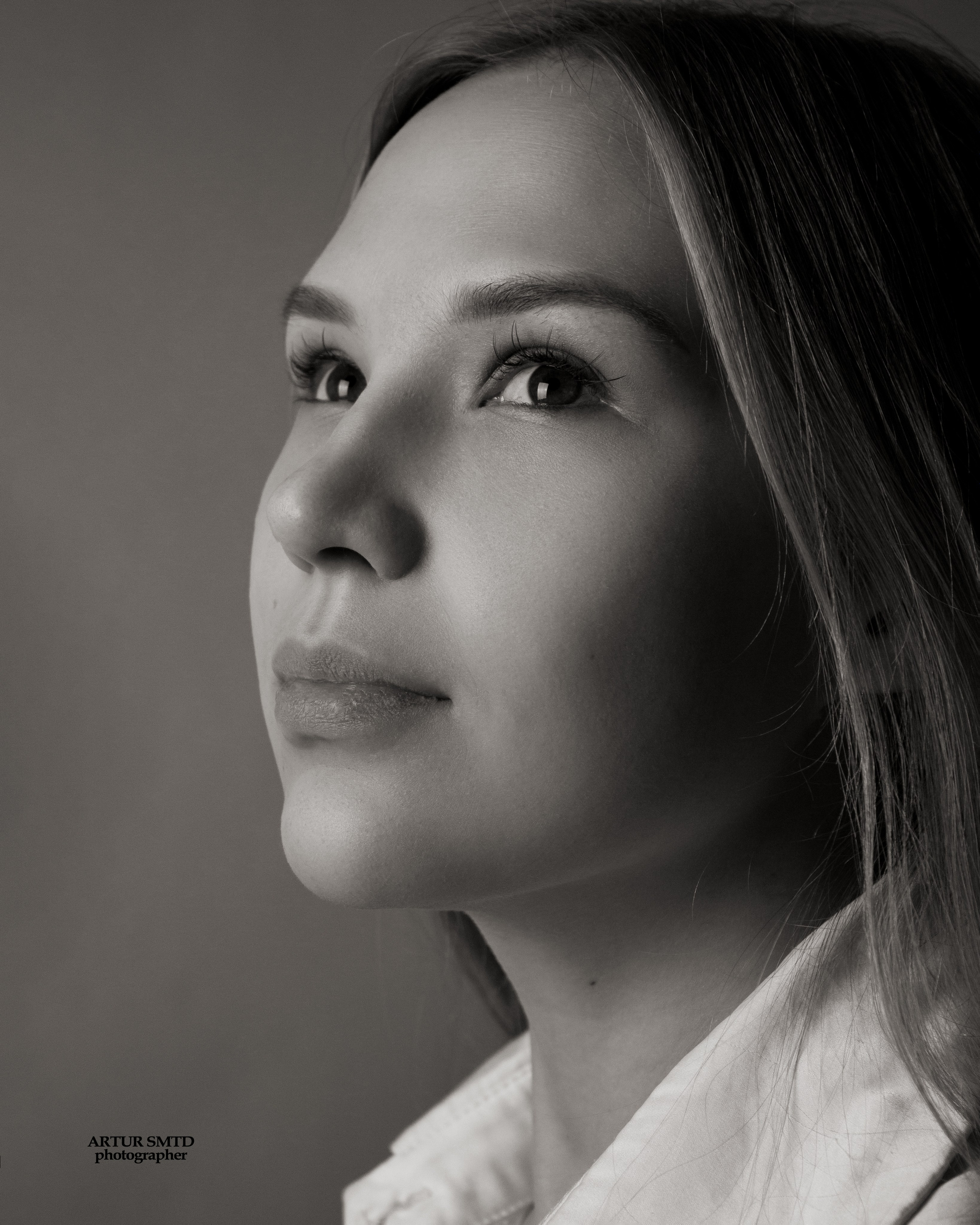 Чёрно-белый портрет девушки крупным планом