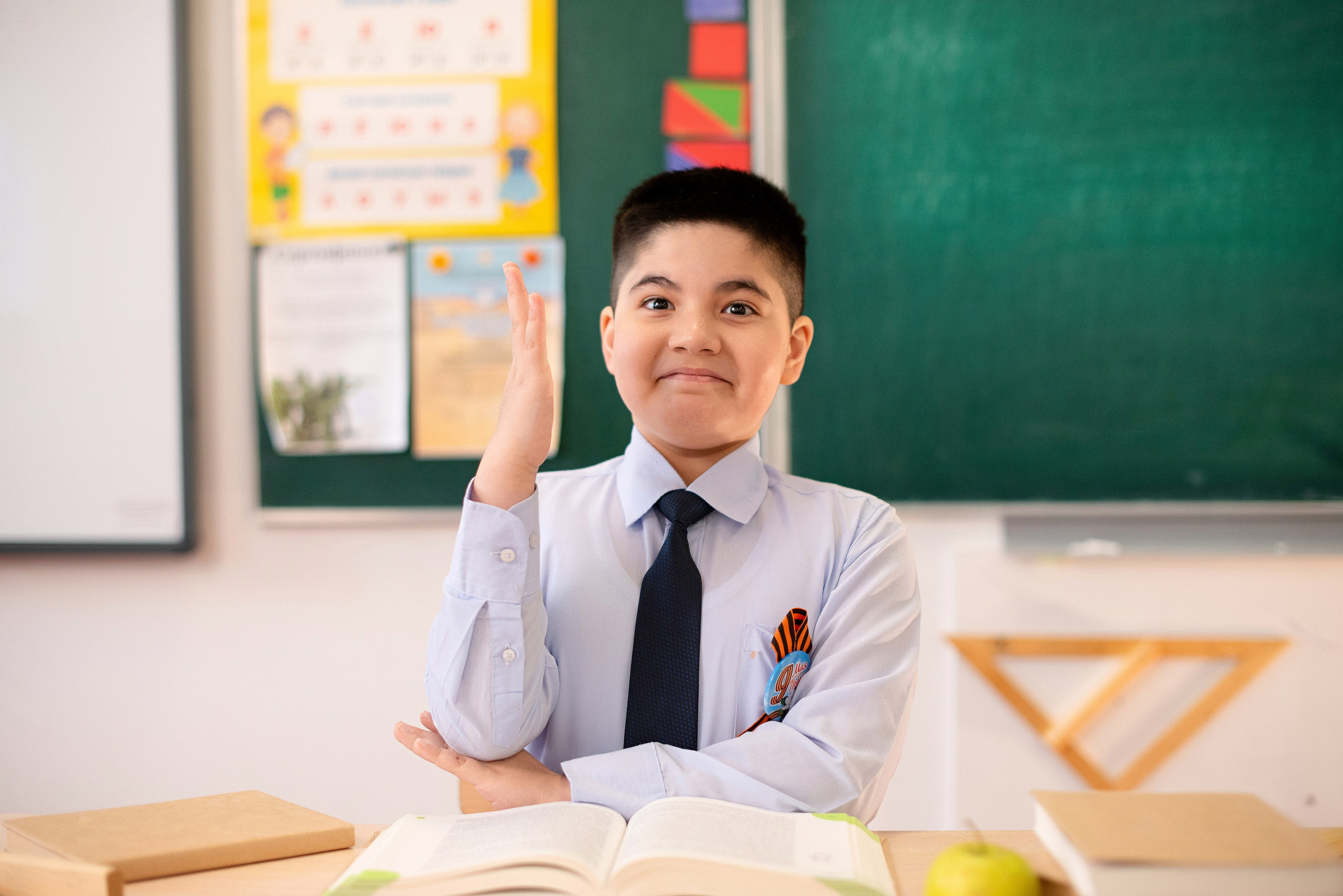 Профессиональная фотография ученика средней школы города Сургут, качественная съемка для школьного альбома, выпускник 2026 года.