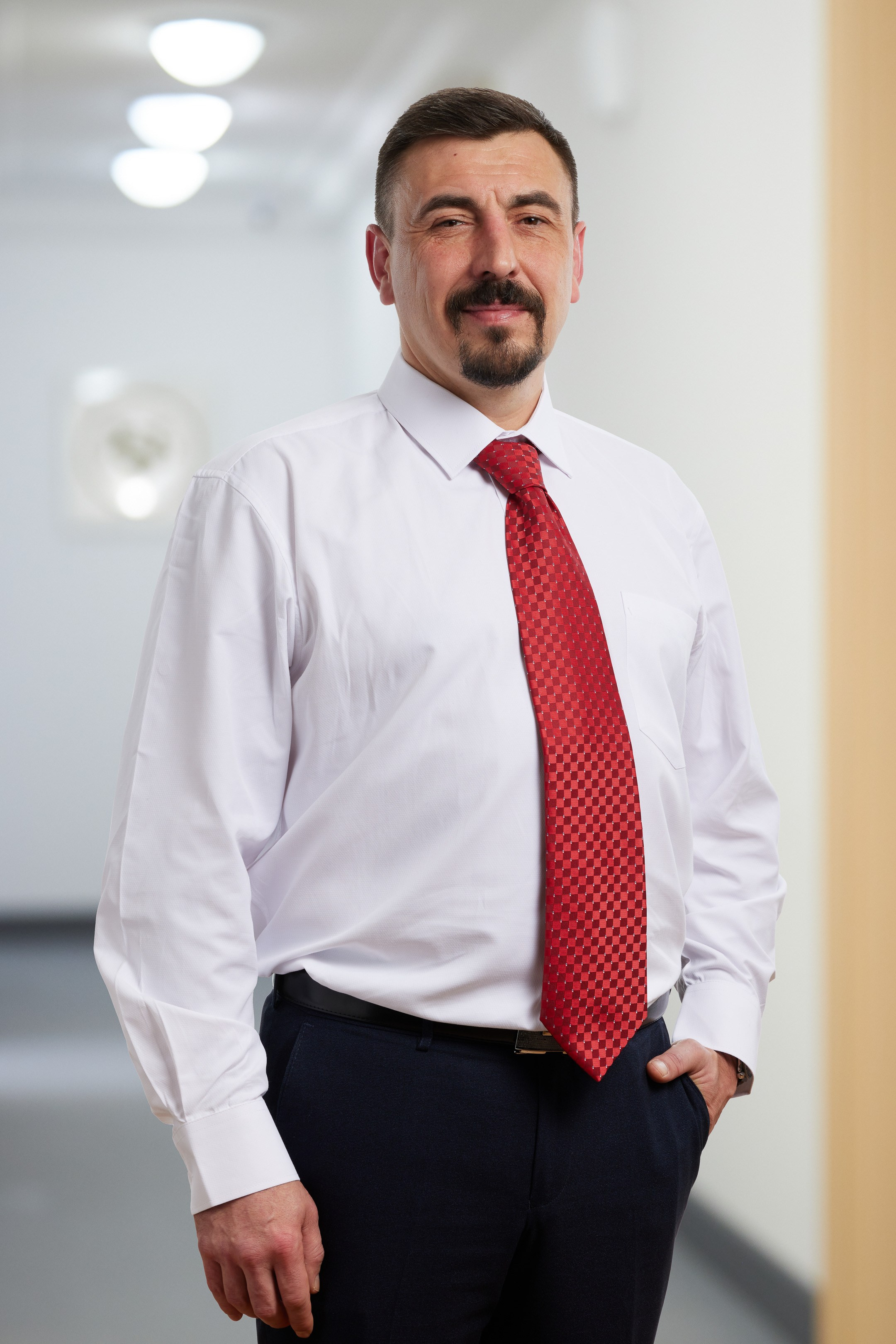 Business portrait of a man against a blurred interior background - photographer Andrey Dunin
