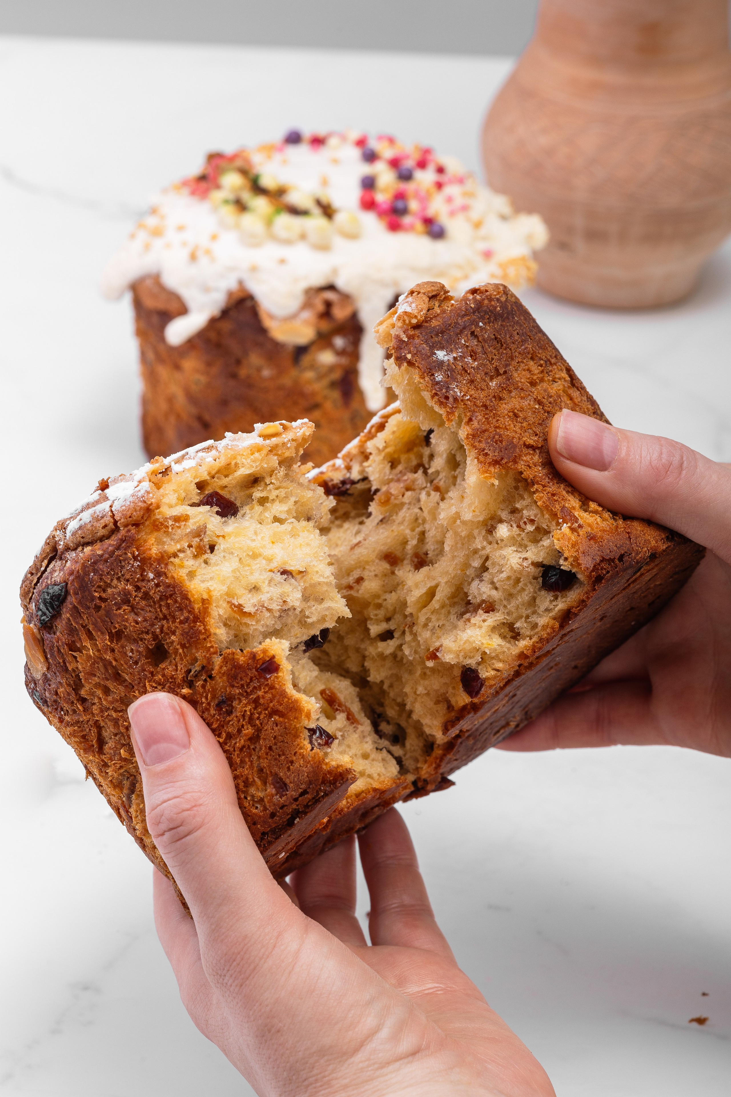 Разлом руками култича и показ начинки