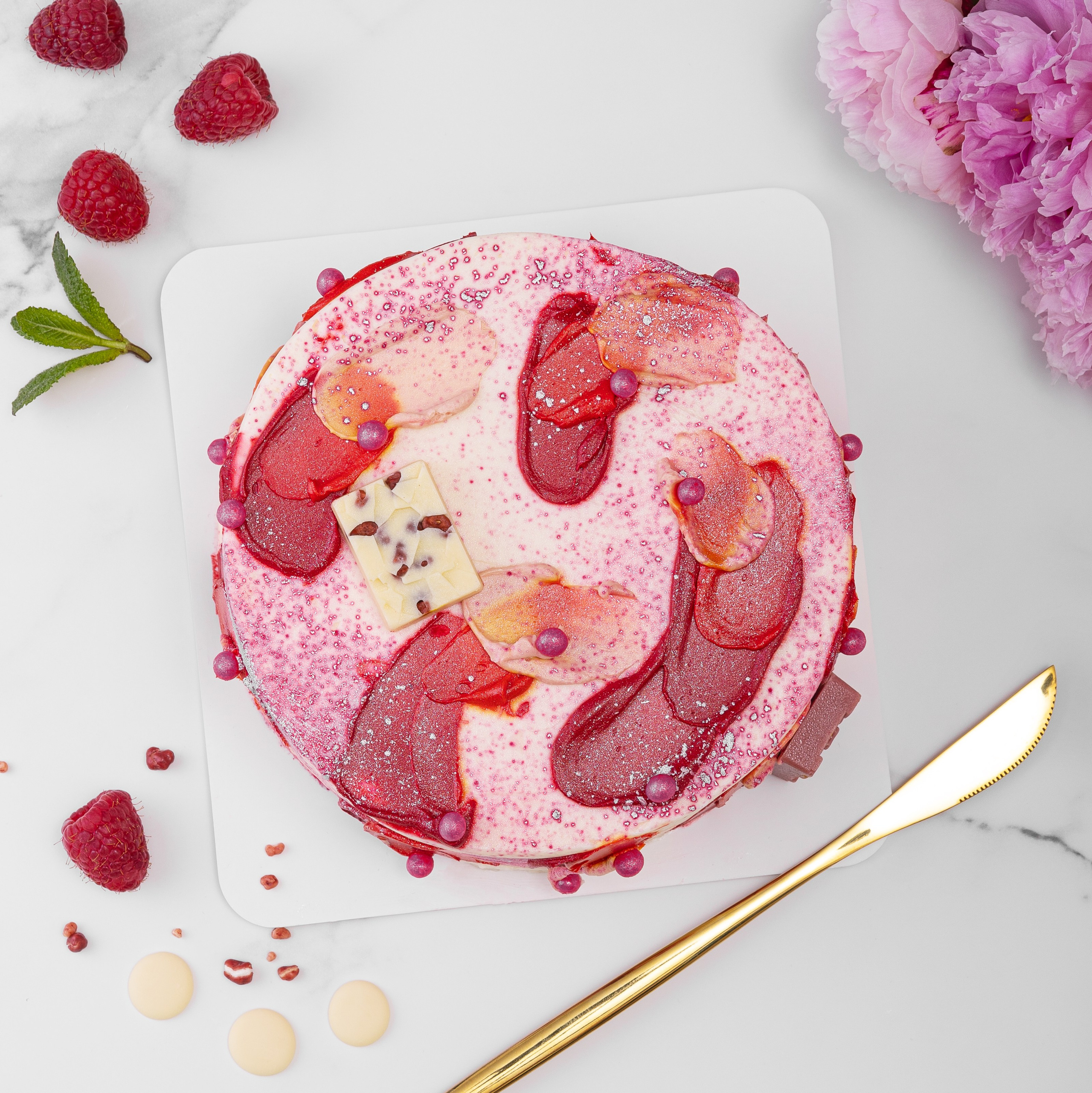 Торт Малиновый йогурт вид сверху.