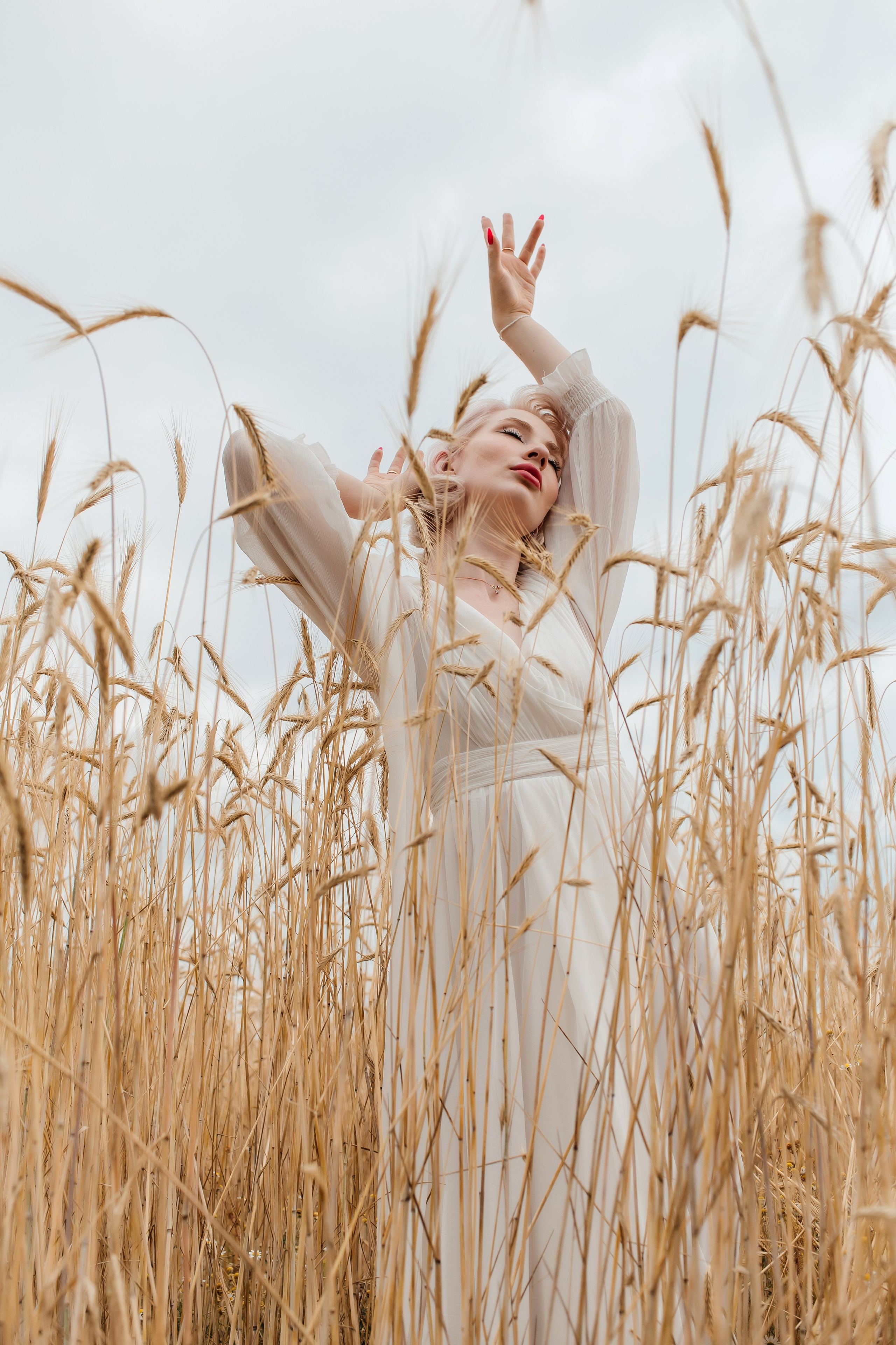 Александра фотосессия в поле. Женский фотограф в Оренбурге Ирина Заводчикова