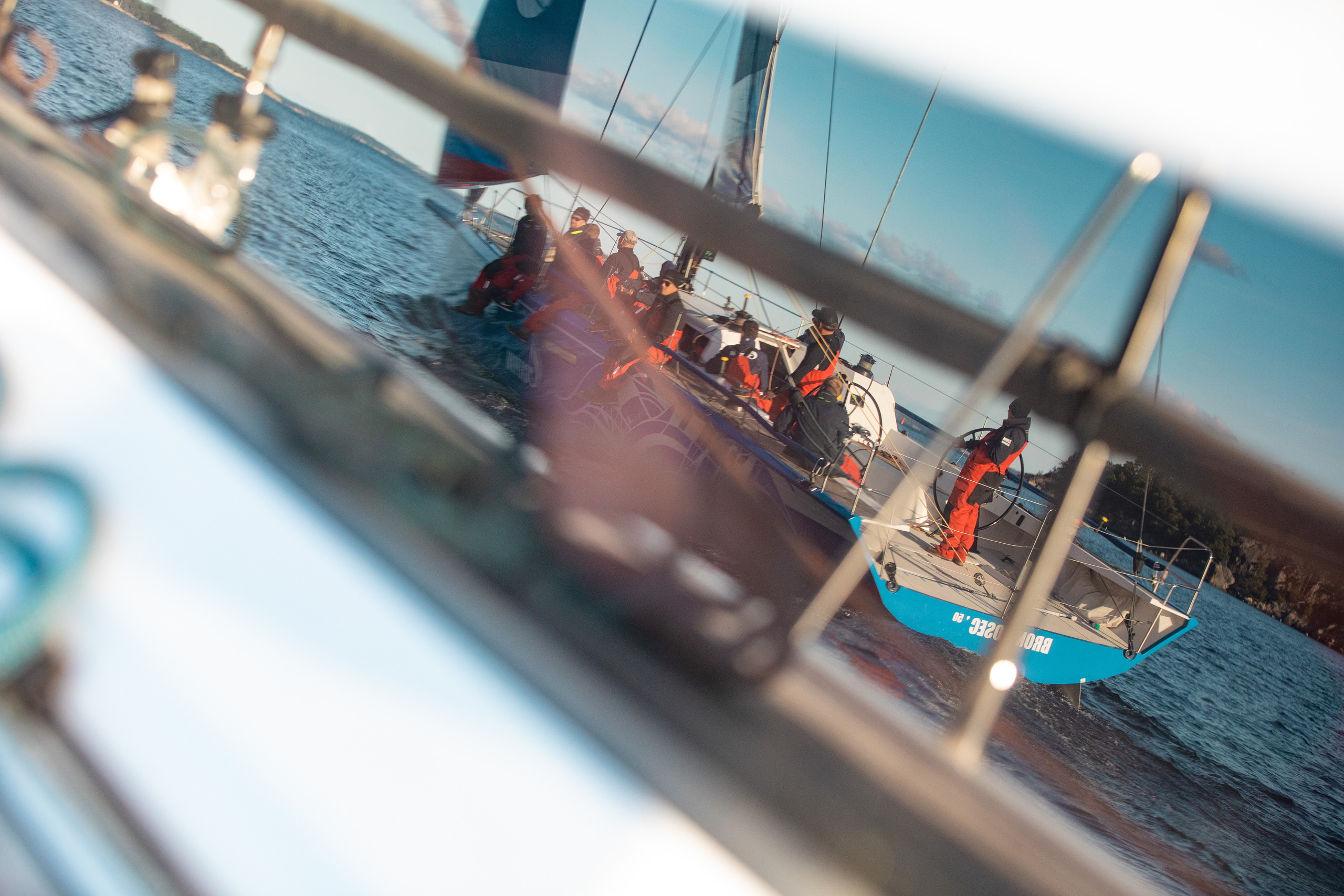 Отражение яхты в иллюминаторе.