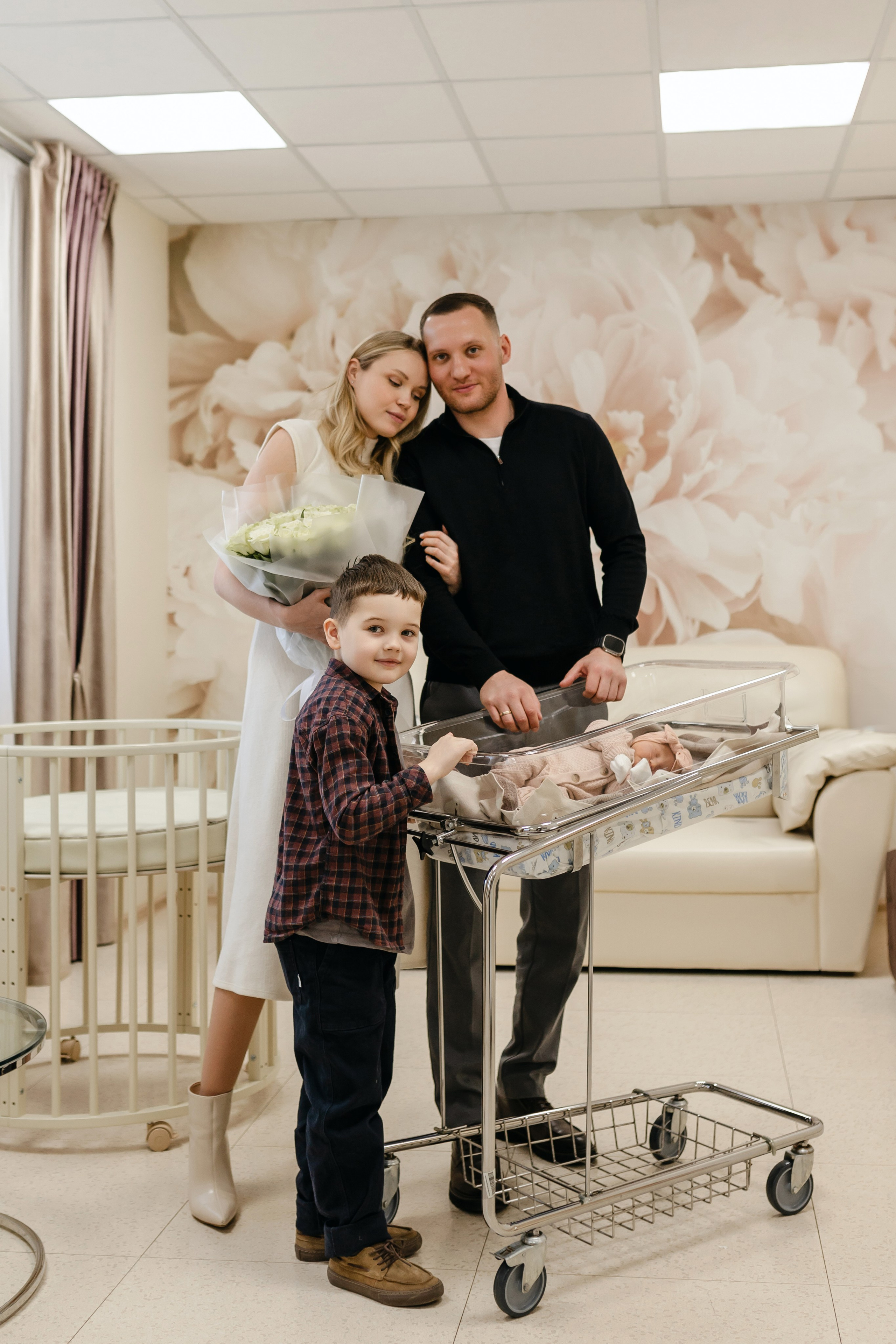 Фотограф на выписку из роддома в Краснодаре, выписка из Екатерининского роддома, фотограф Яна Морева. Семейный фотограф в Краснодаре Яна Морева