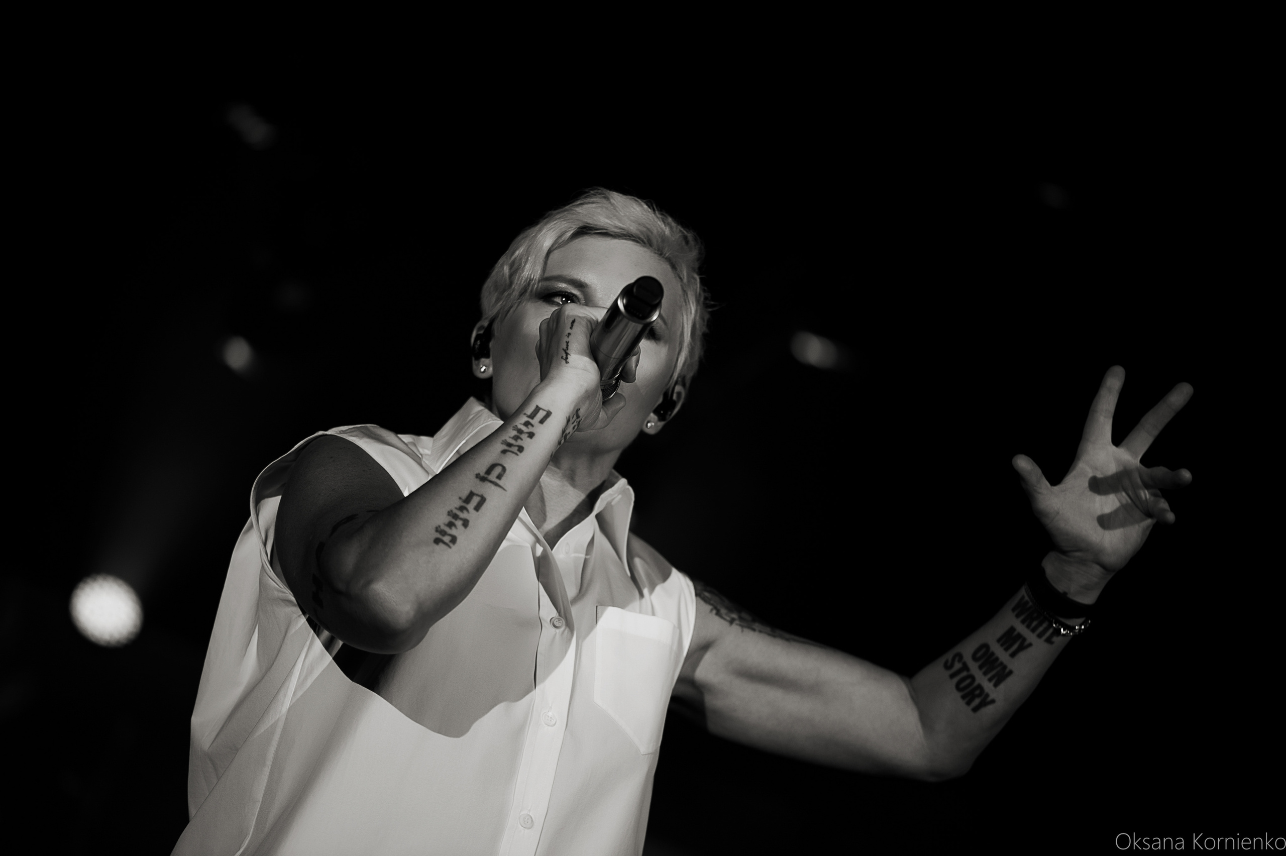 концертные фотографии Дианы Арбениной, чернобелые фотографии, 