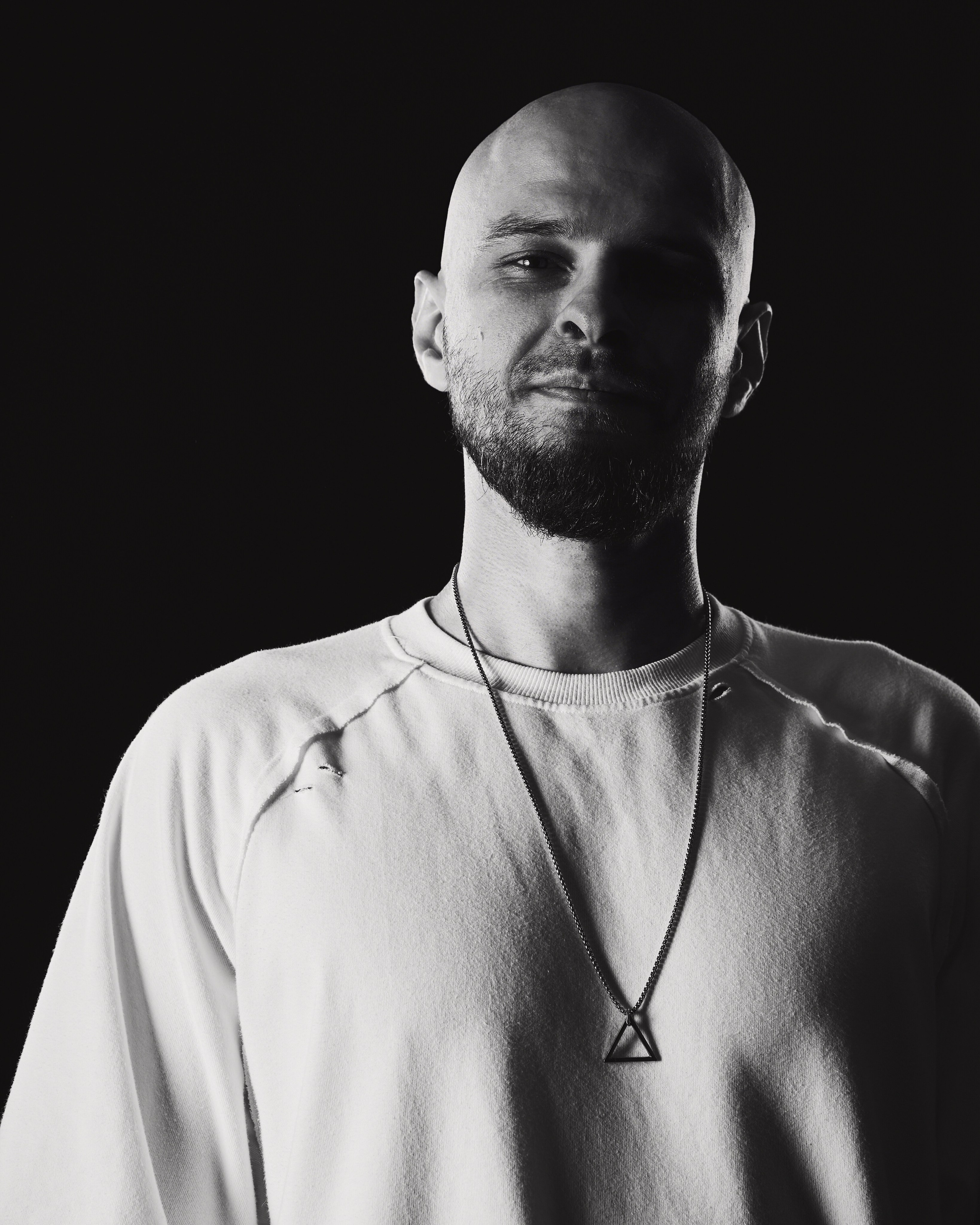 Мужская йога FYSM — фотосессия на тёмном фоне